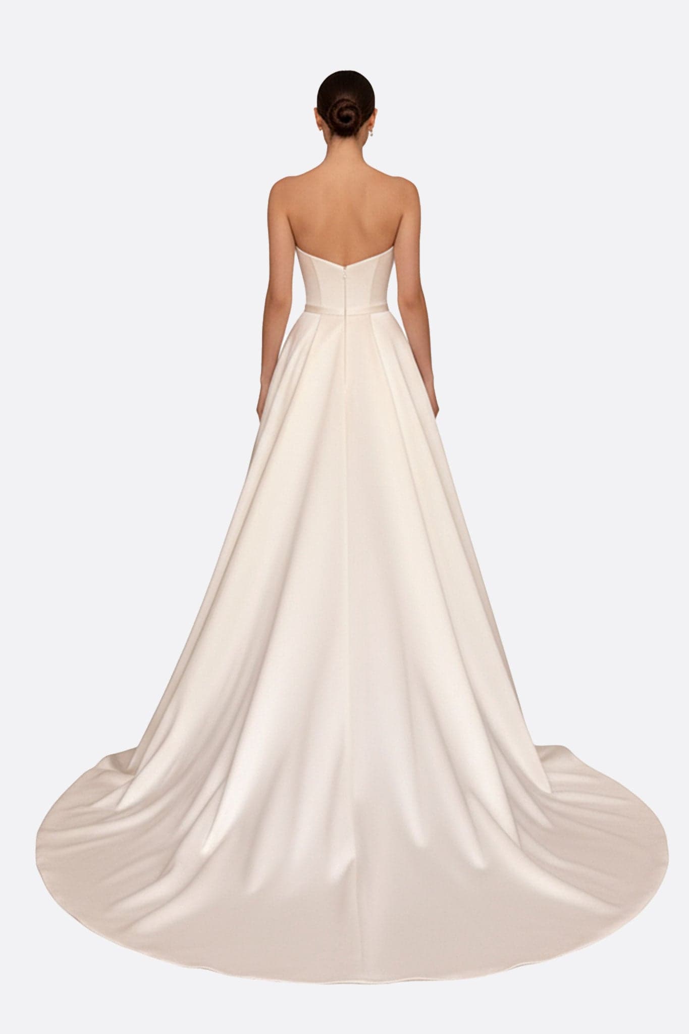 Vista alternativa di un abito da sposa bianco bustier, che mette in luce la caduta aggraziata dello strascico e la silhouette...