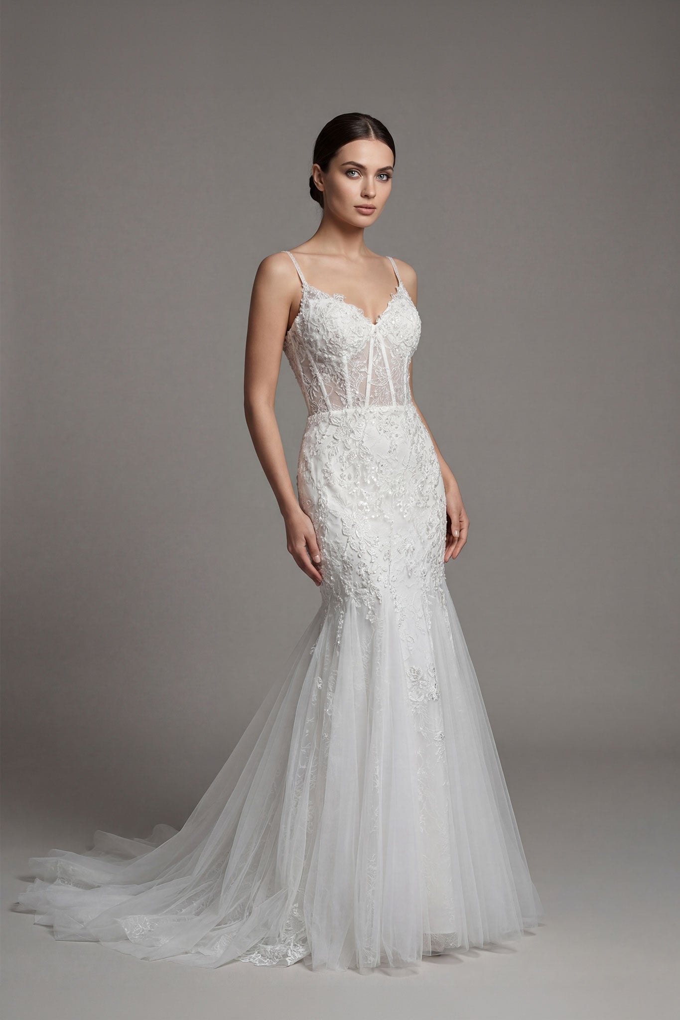 Dettaglio posteriore dell'abito Marla in pizzo bianco, che mostra la texture raffinata del tulle e le delicate spalline.