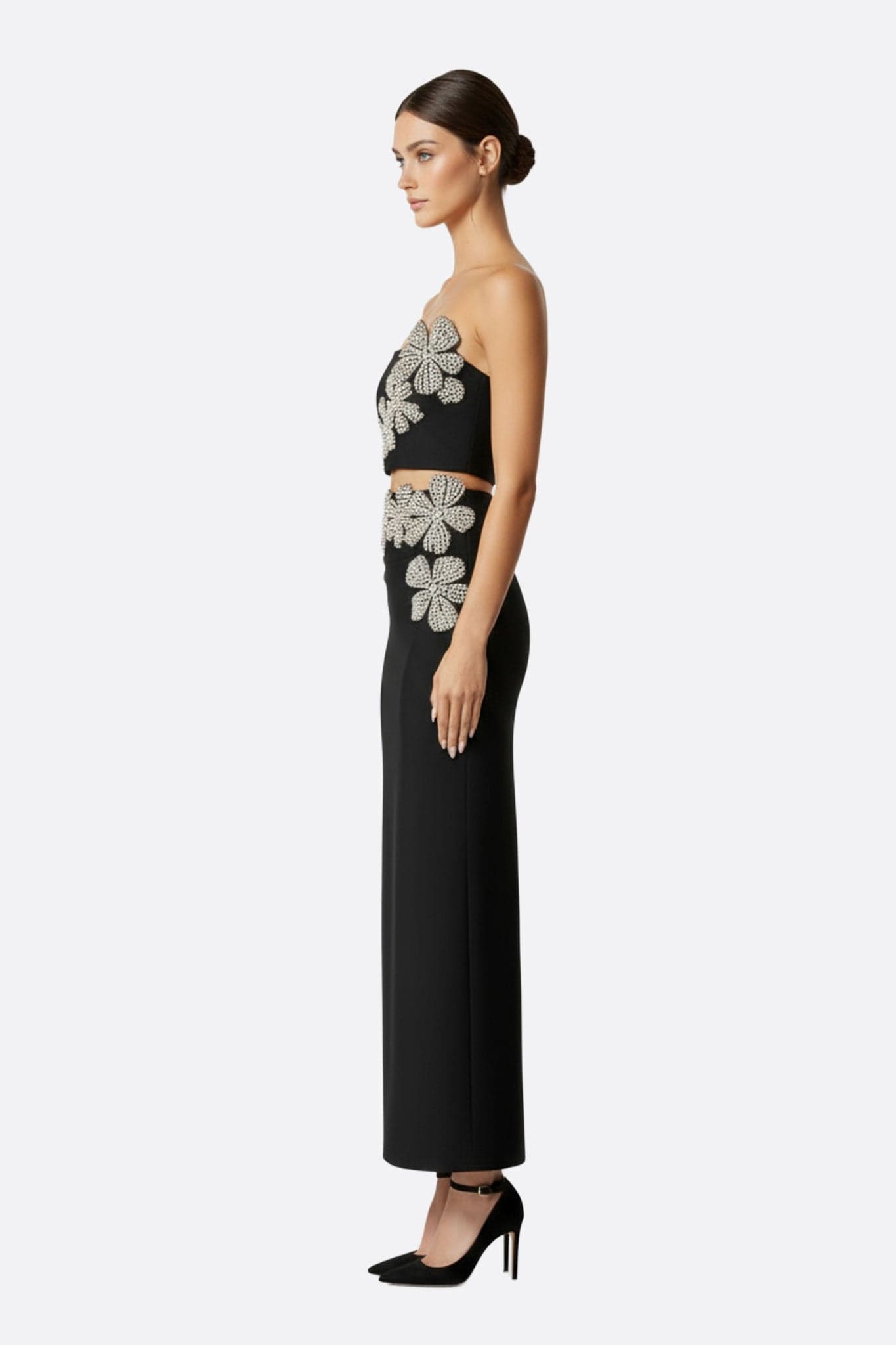 Abito nero asimmetrico con dettagli scintillanti, ideale per un evento glamour, valorizza la silhouette femminile.