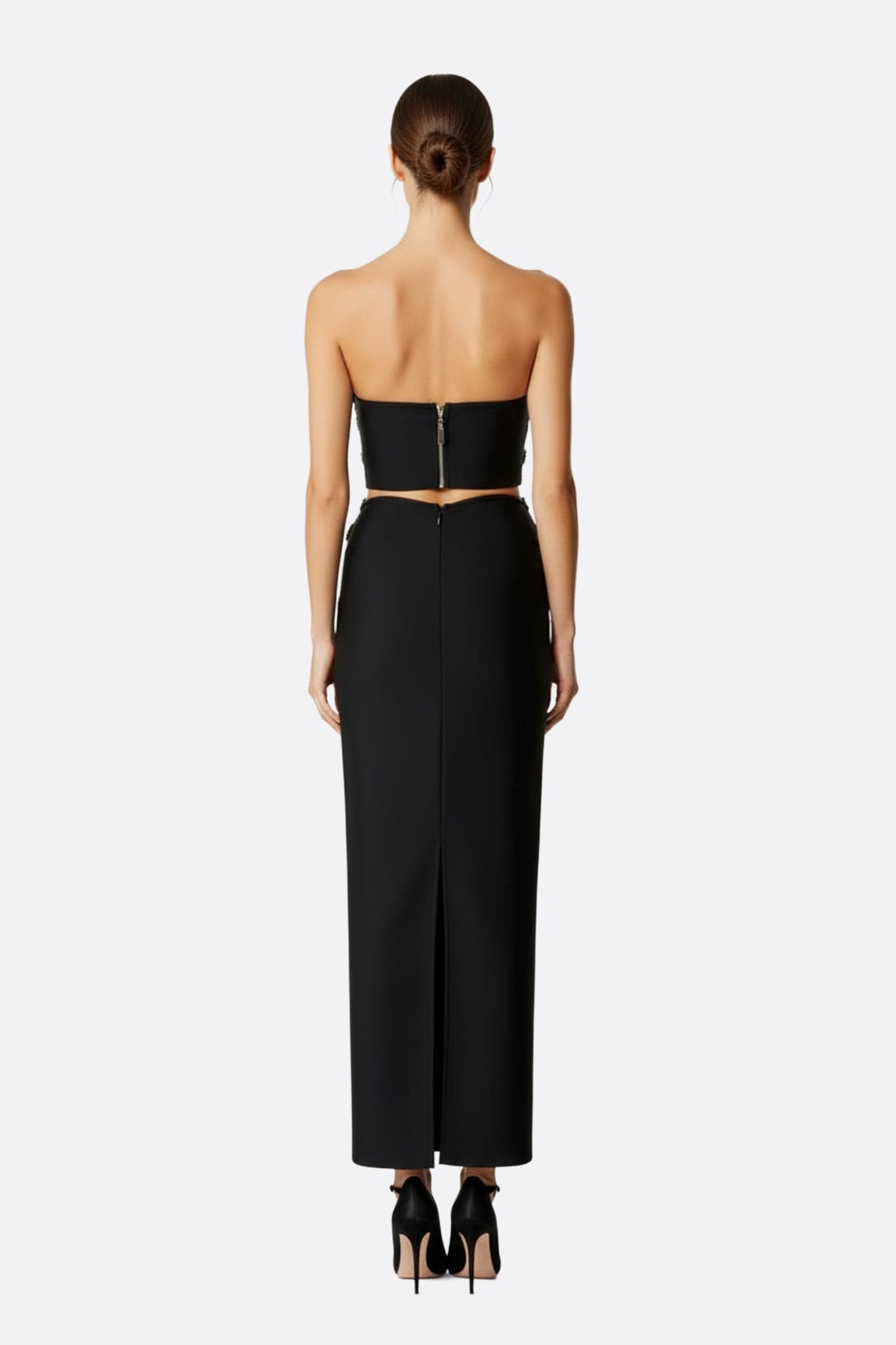 Dettaglio elegante dell'abito sirena nero asimmetrico, ricamato con cristalli, perfetto per una serata moderna e raffinata.