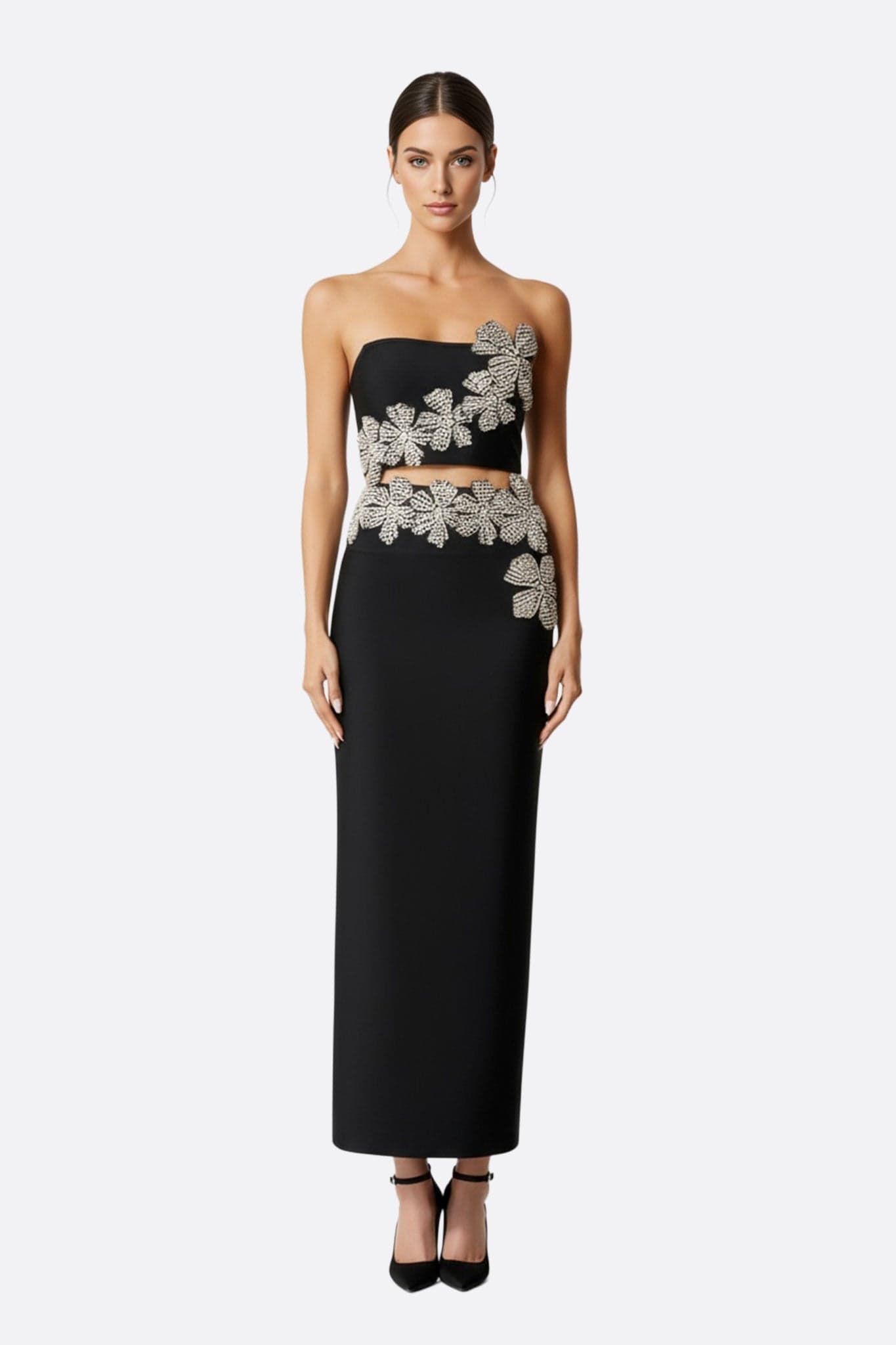 Elegante schwarze asymmetrische Abendrobe mit funkelnden Stickereien, perfekt für festliche Anlässe und besondere Events.