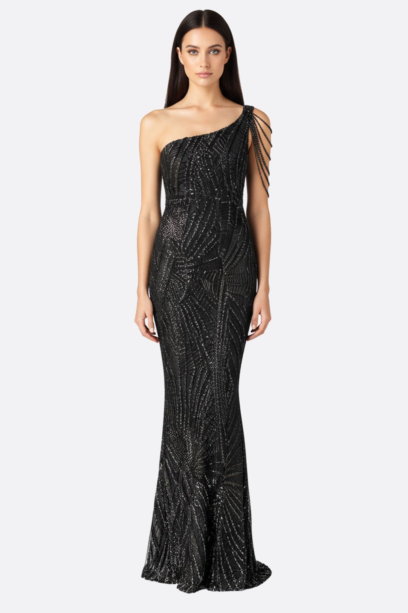 Elegante asymmetrische schwarze Abendrobe aus fließendem Stoff mit Seiten-Schlitz und funkelnden Perlen verziert.