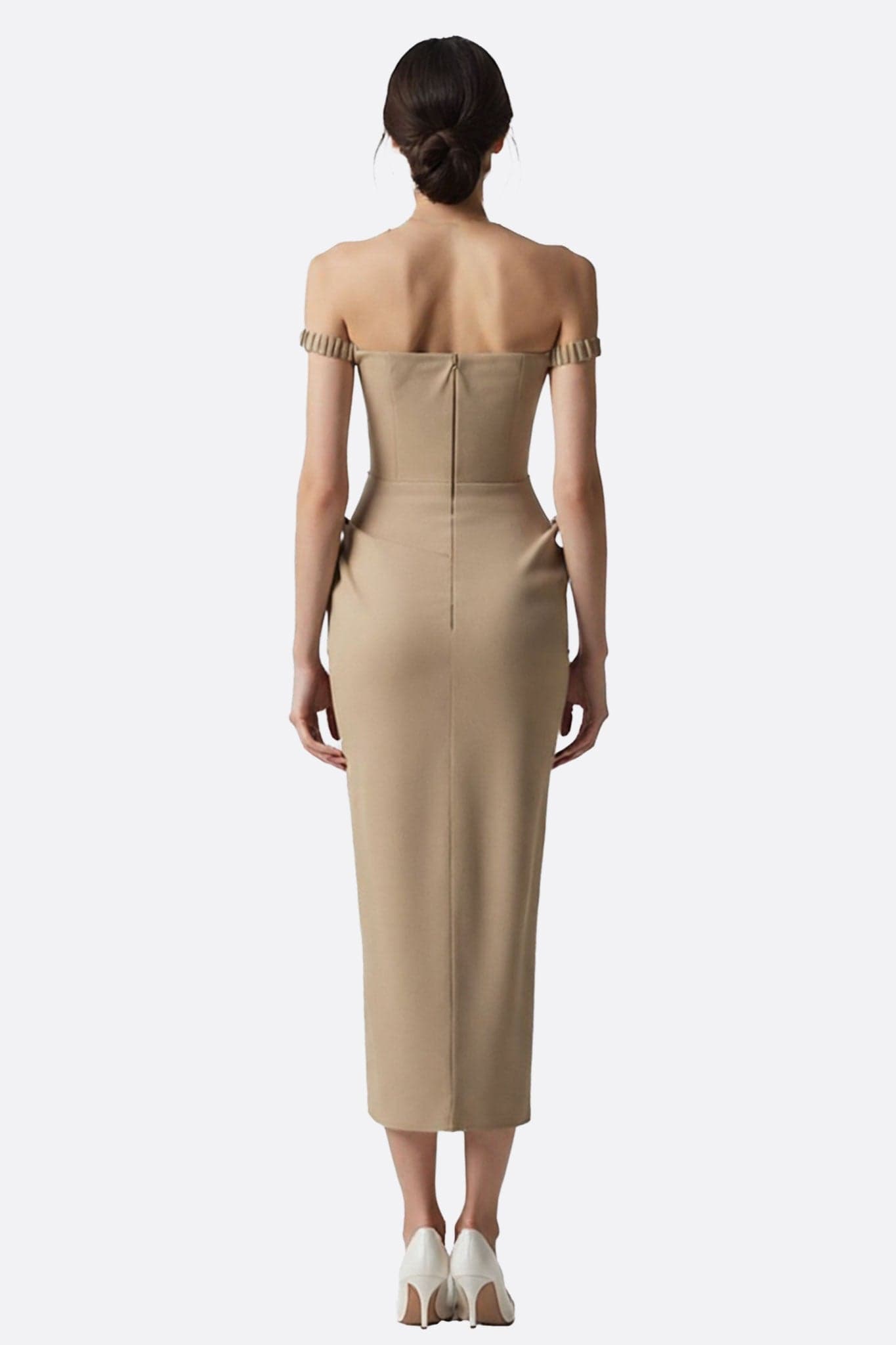Robe crêpe beige drapée, mise en valeur par une encolure contrastée, parfaite pour une soirée raffinée et moderne.
