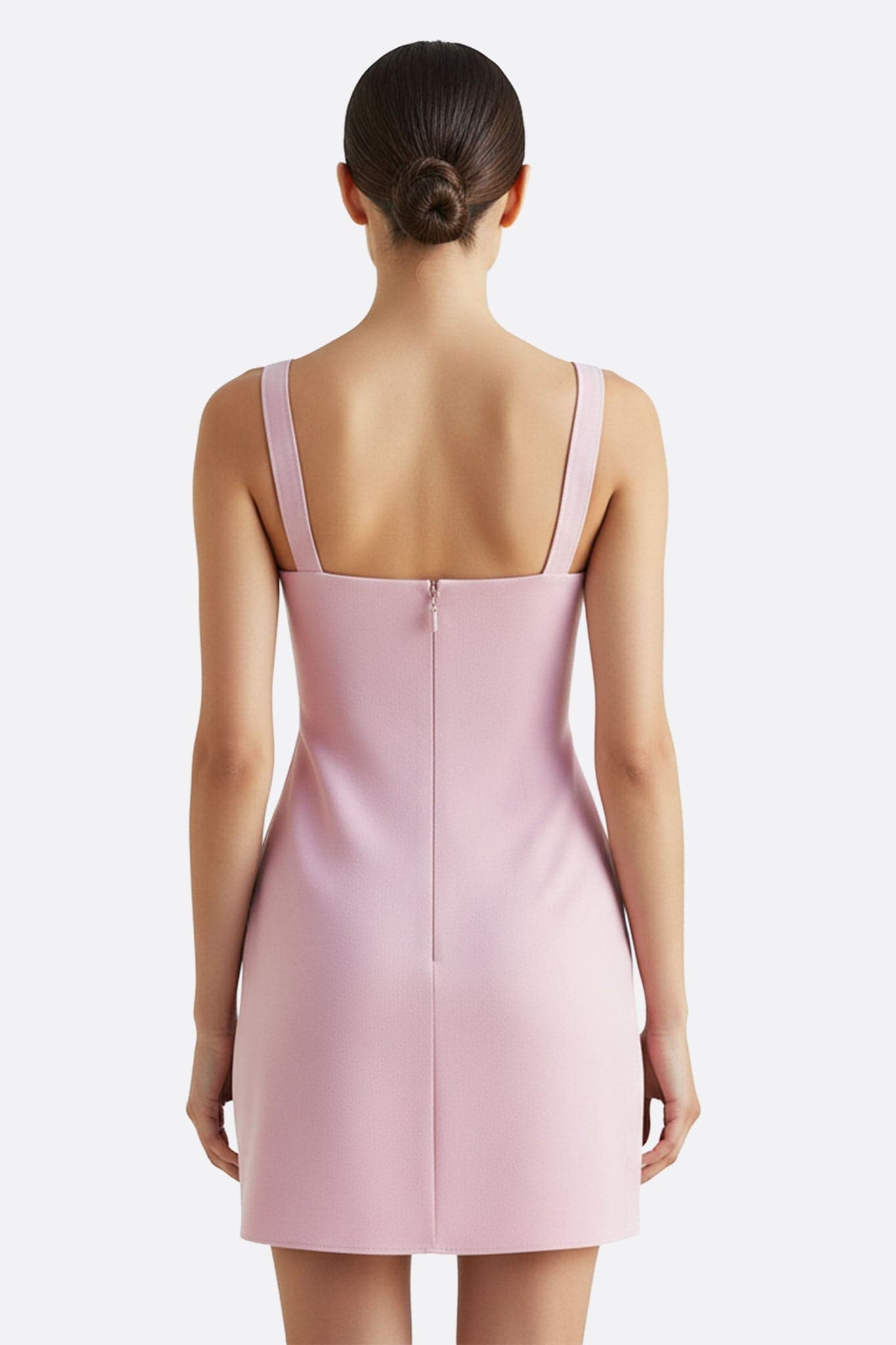 Kleid aus roséfarbenem Satin mit zarten Trägern, alternative Ansicht, die seine Eleganz für ein glamouröses Event hervorhebt.