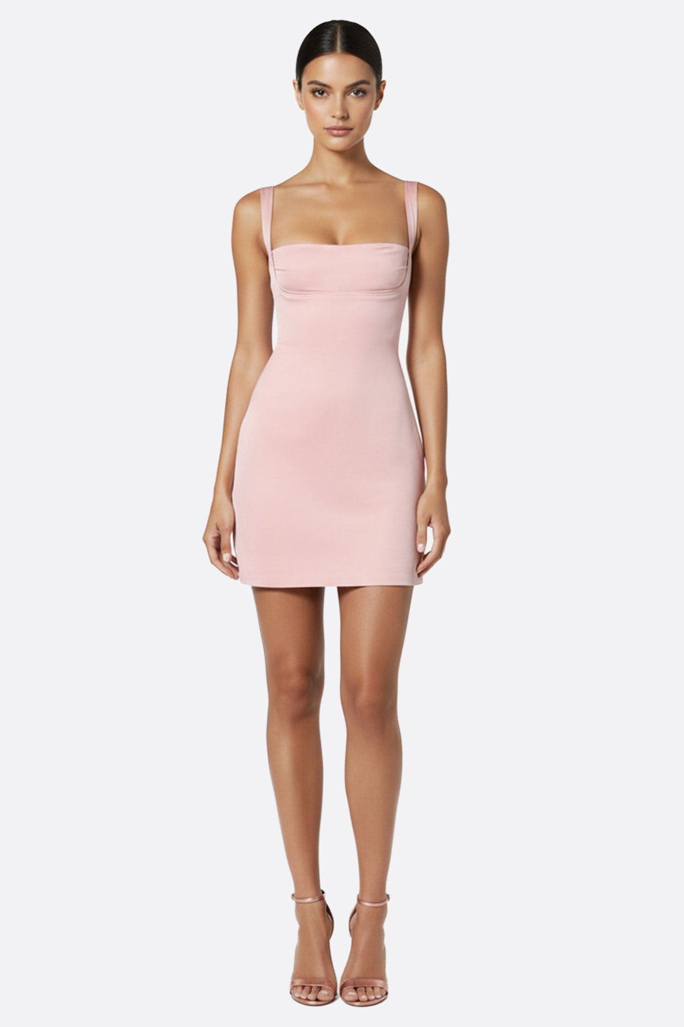 Kurzes Kleid aus roséfarbenem Satin mit feinen Trägern, elegant und raffiniert, perfekt für einen schicken Abend.