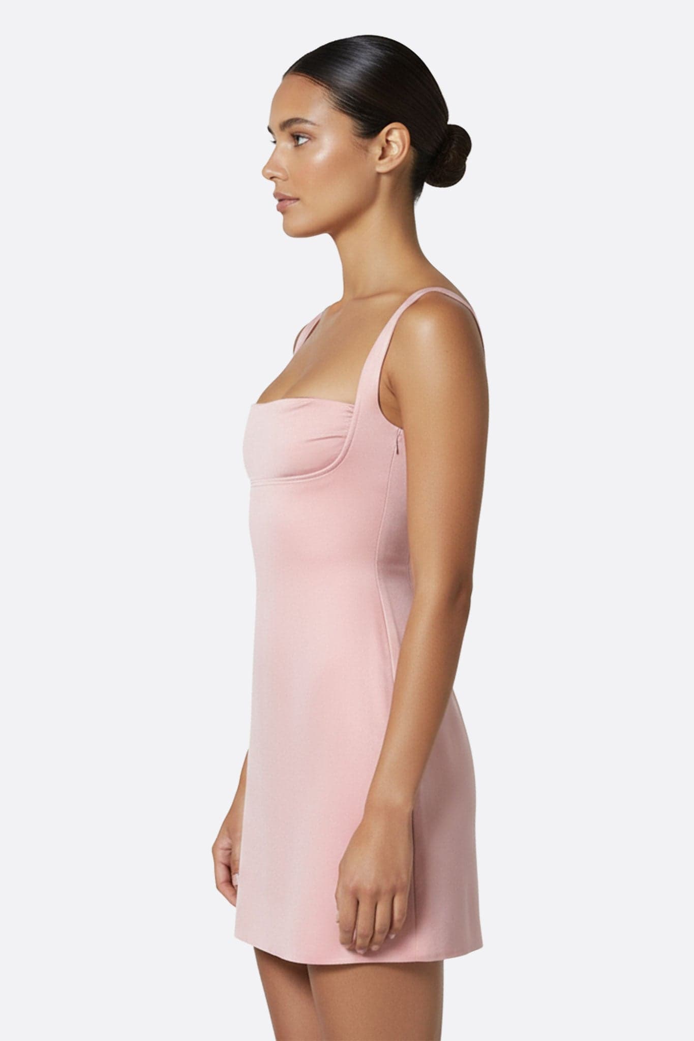 Kurzes Kleid aus roséfarbenem Satin mit feinen Trägern, eine schicke Wahl für einen Sommerabend oder einen raffinierten Cocktail.