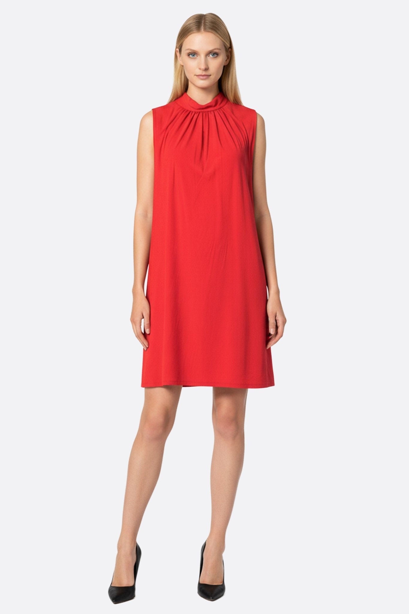 Profile of the flowing red dress with draped neckline, highlighting the lightness of the fabric for a chic and refined look.