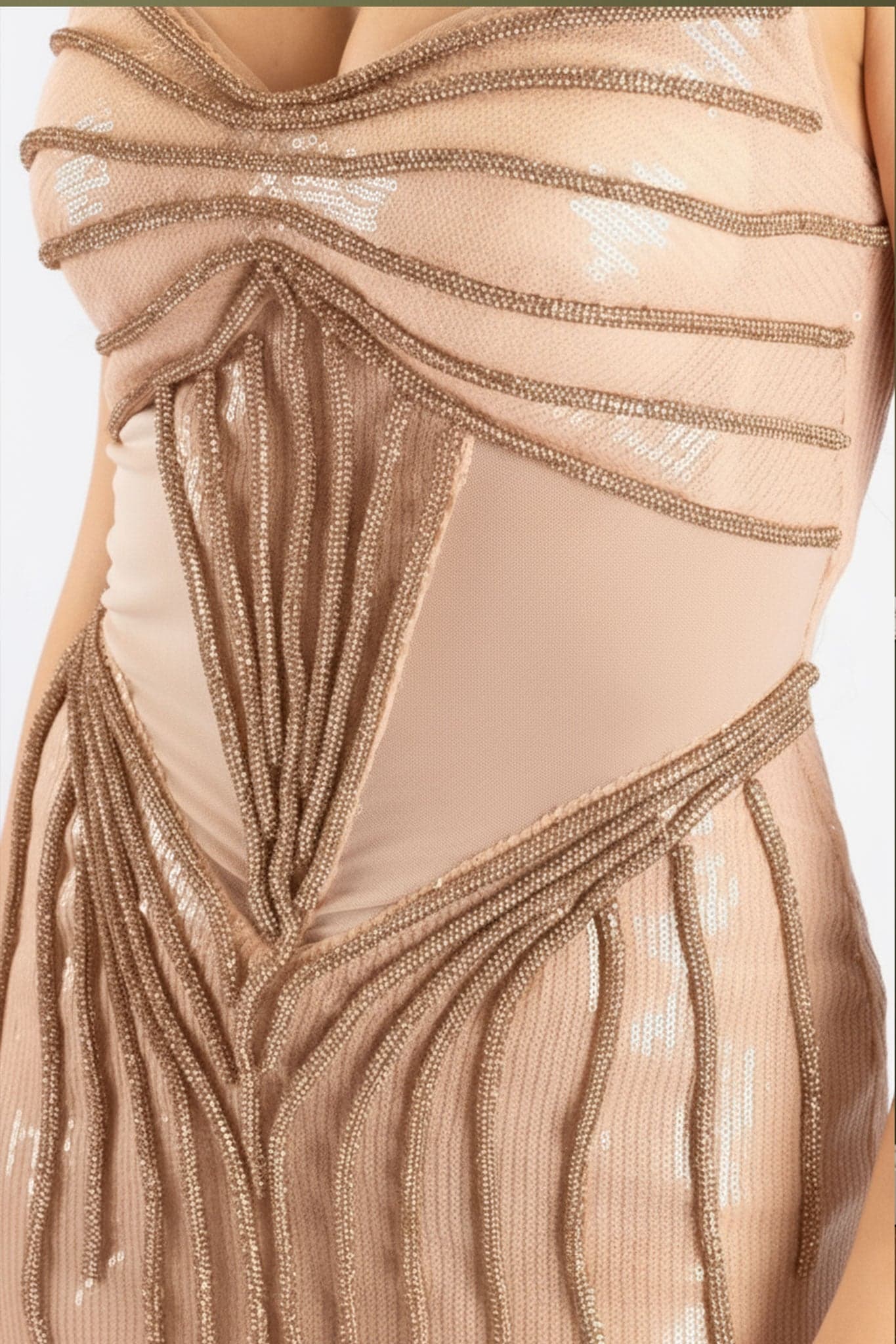 Détail subtil de la robe longue sirène nude, mettant en lumière les broderies artistiques et l'élégance intemporelle de...