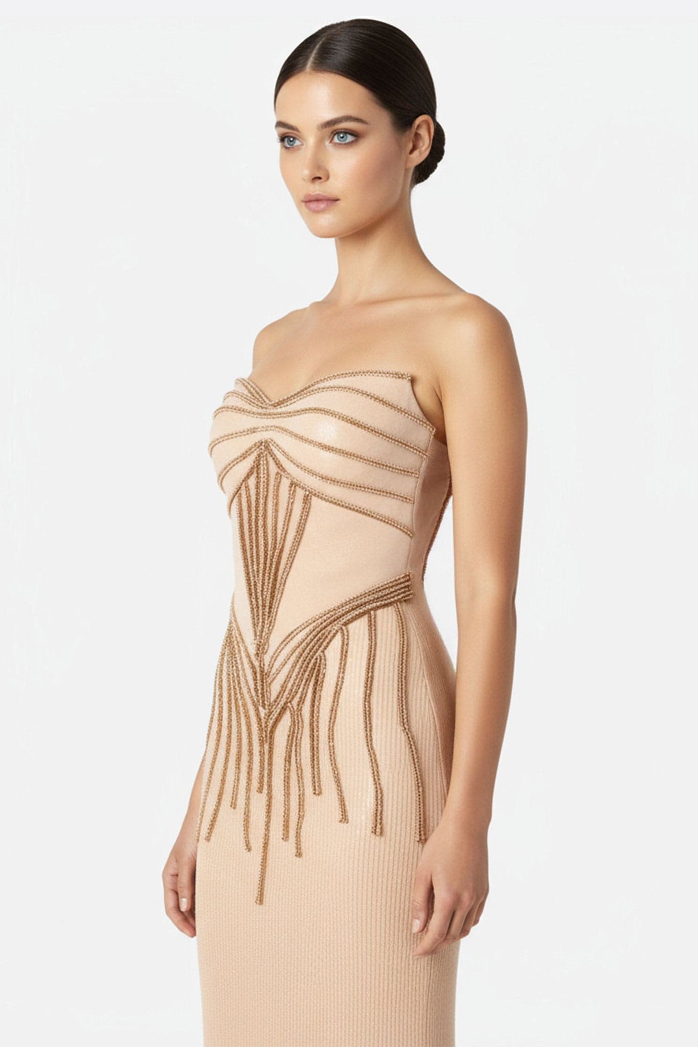 Détail élégant de la robe sirène nude brodée, mettant en avant la finesse des ornements et la silhouette raffinée.