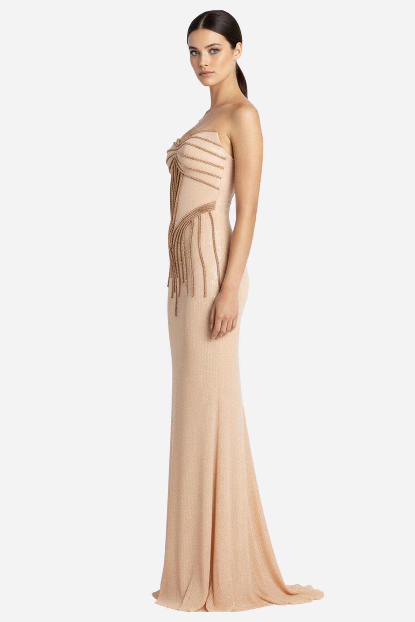 Vue alternative de la robe longue sirène nude, révélant la texture soyeuse et la sophistication des broderies raffinées.