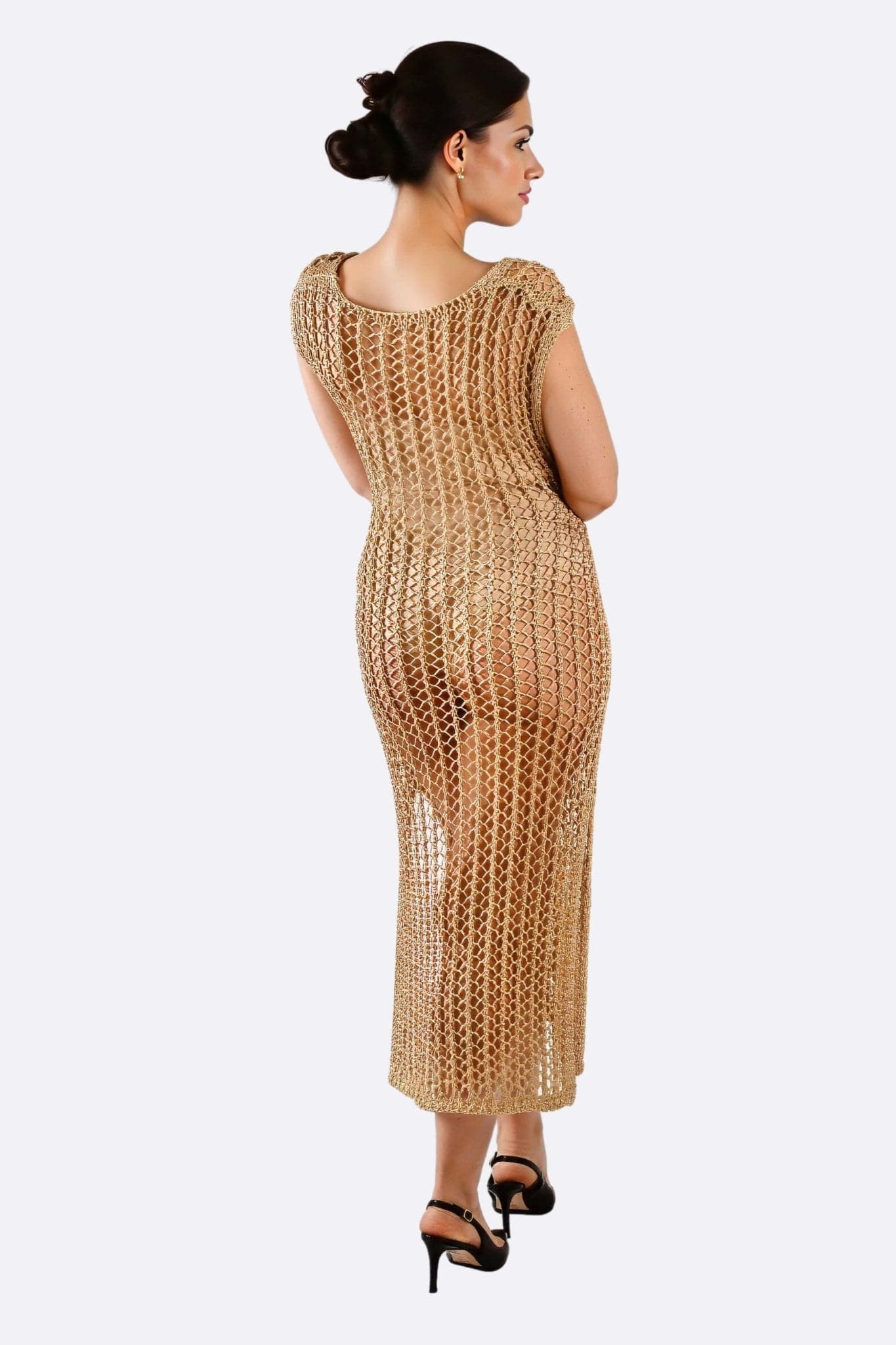 Robe beige en maille crochet, vue 3/4 mettant en valeur son design aérien et sa finition artisanale raffinée.
