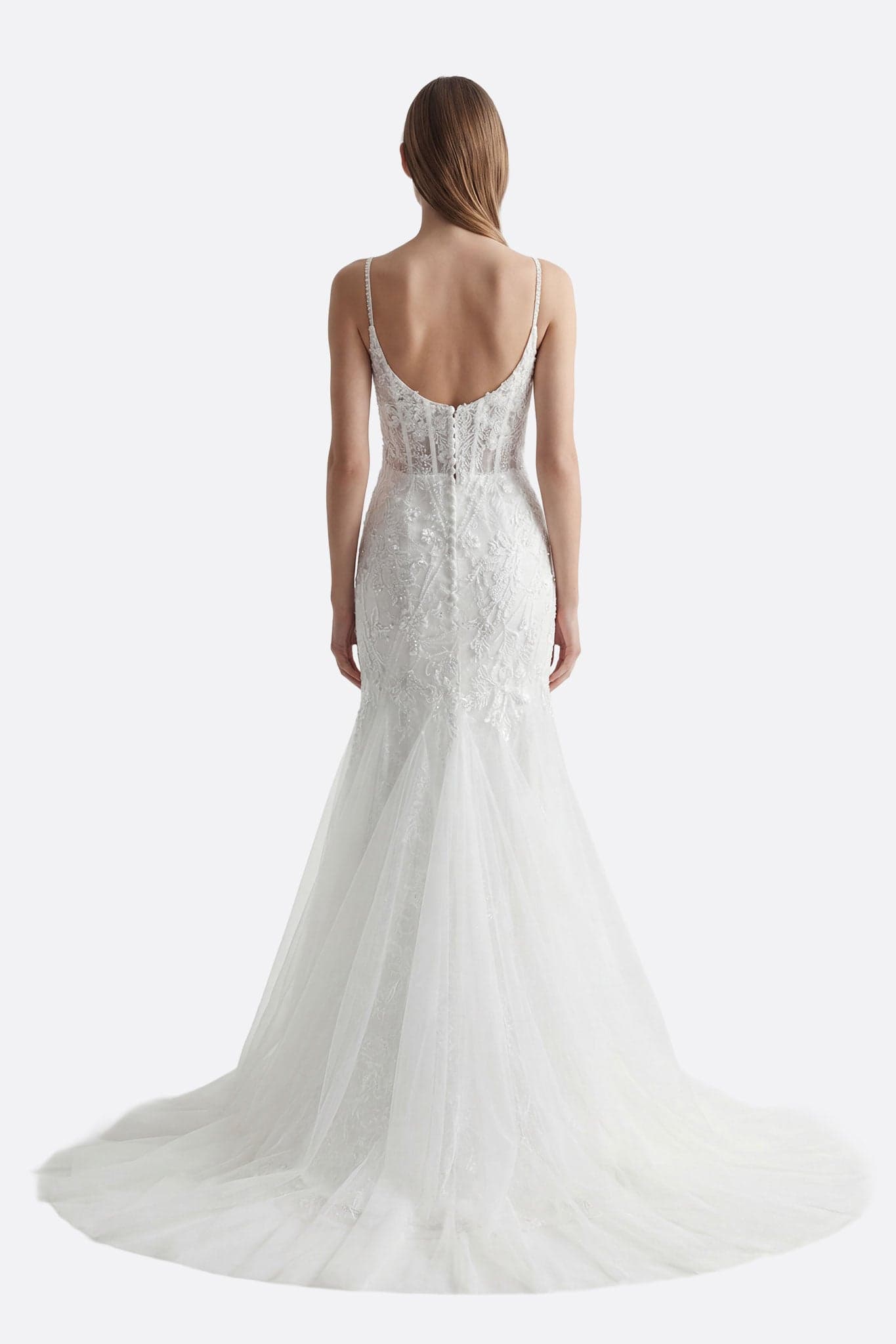 Naher Blickwinkel auf das Marla-Kleid in weißer Spitze, der die Leichtigkeit des Tülls und die zarten Träger offenbart.