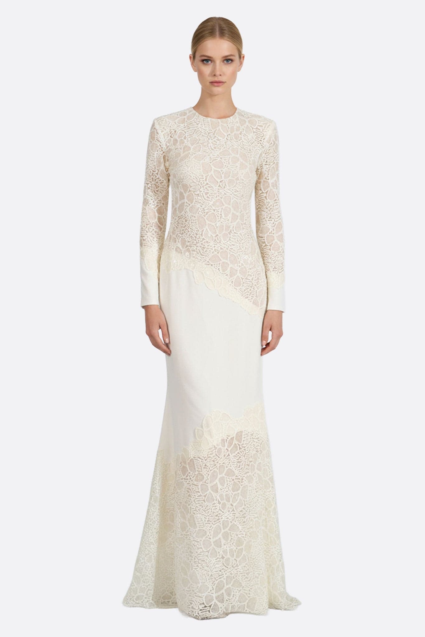 Robe longue en dentelle ivoire aux manches délicates, idéale pour des soirées élégantes, mettant en avant une silhouette...