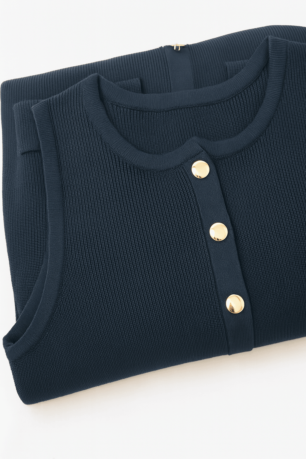 Ärmelloses marineblaues Rippstrickkleid, Nahaufnahme der eleganten Struktur und raffinierten Knöpfe, perfekt für den...