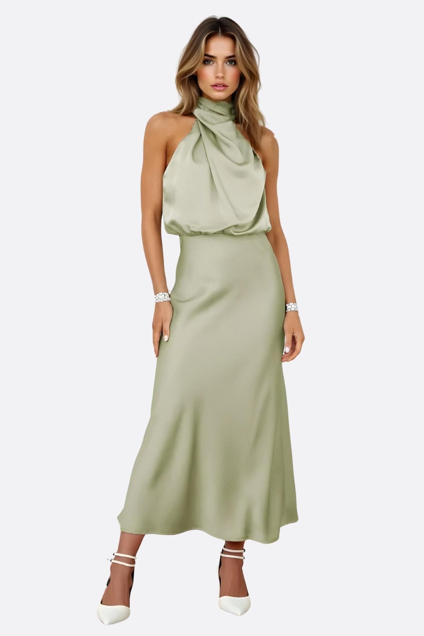 Robe longue fluide vert sauge avec col foulard élégant, taille cintrée parfaite pour une soirée raffinée.