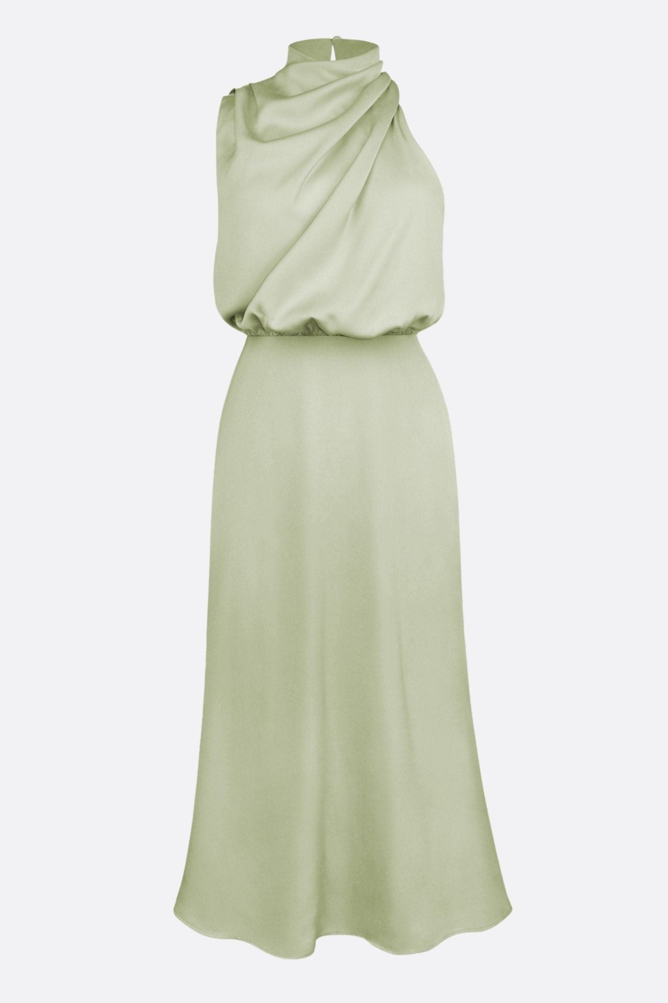 Détail sur le col foulard drapé de la robe longue vert sauge, soulignant une silhouette élégante et féminine.