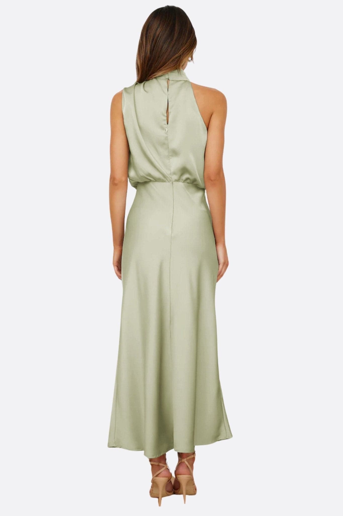 Robe drapée vert sauge en tissu léger, mettant en avant une taille cintrée et un col foulard sophistiqué, parfaite pour...