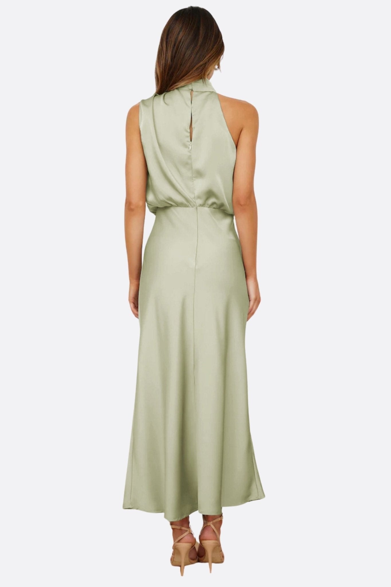 Robe drapée vert sauge en tissu léger, mettant en avant une taille cintrée et un col foulard sophistiqué, parfaite pour...
