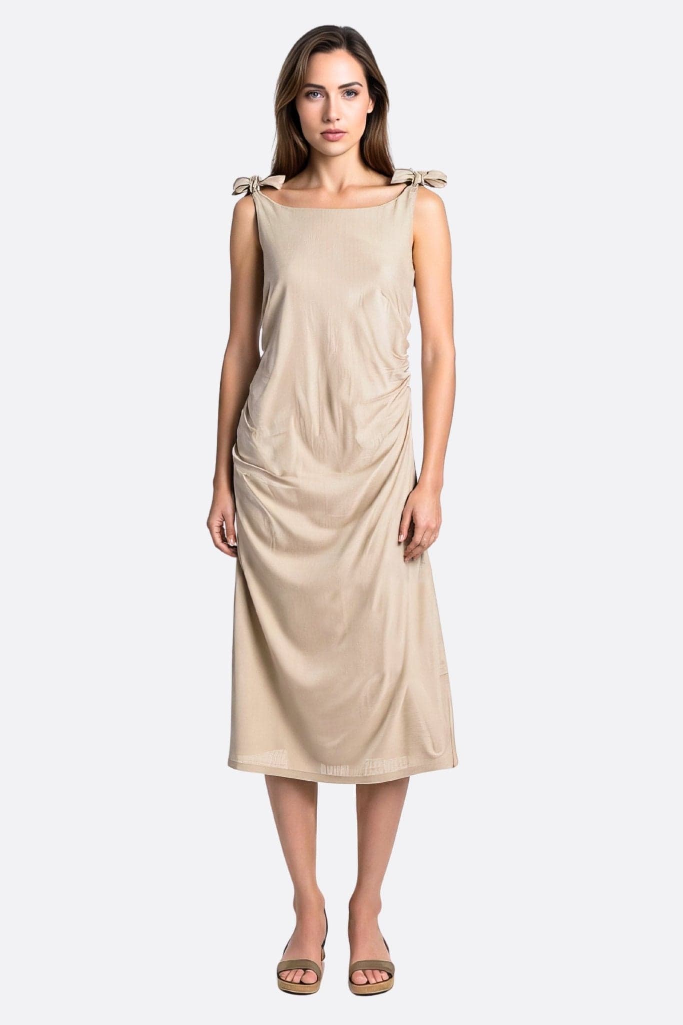 Robe longue droite en lin couleur beige sable, parfaite pour une soirée élégante avec sa texture naturelle et sa coupe...