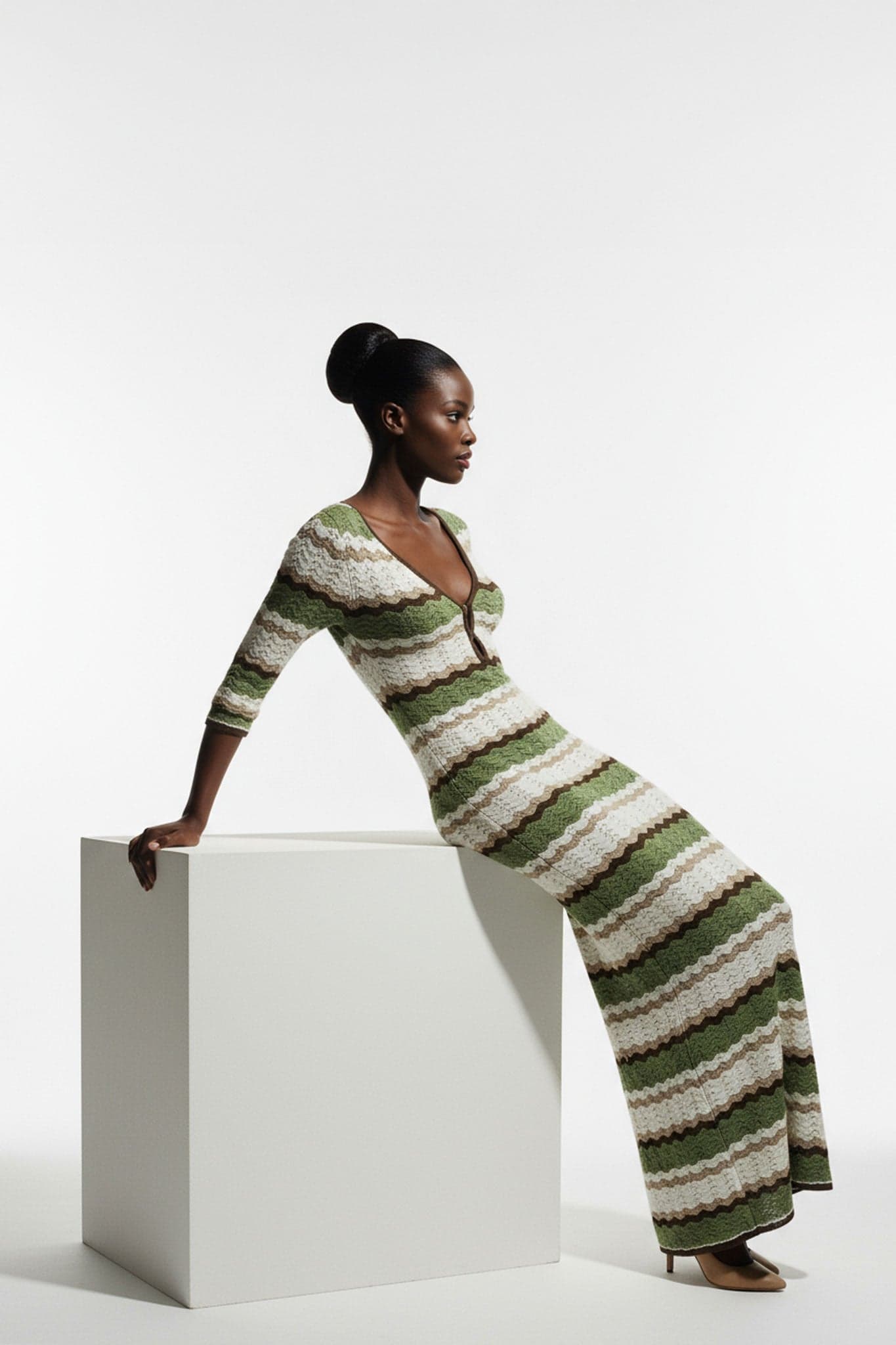 Vista alternativa del vestido largo de crochet en verde salvia y marfil, resaltando la ligereza de sus elegantes rayas onduladas