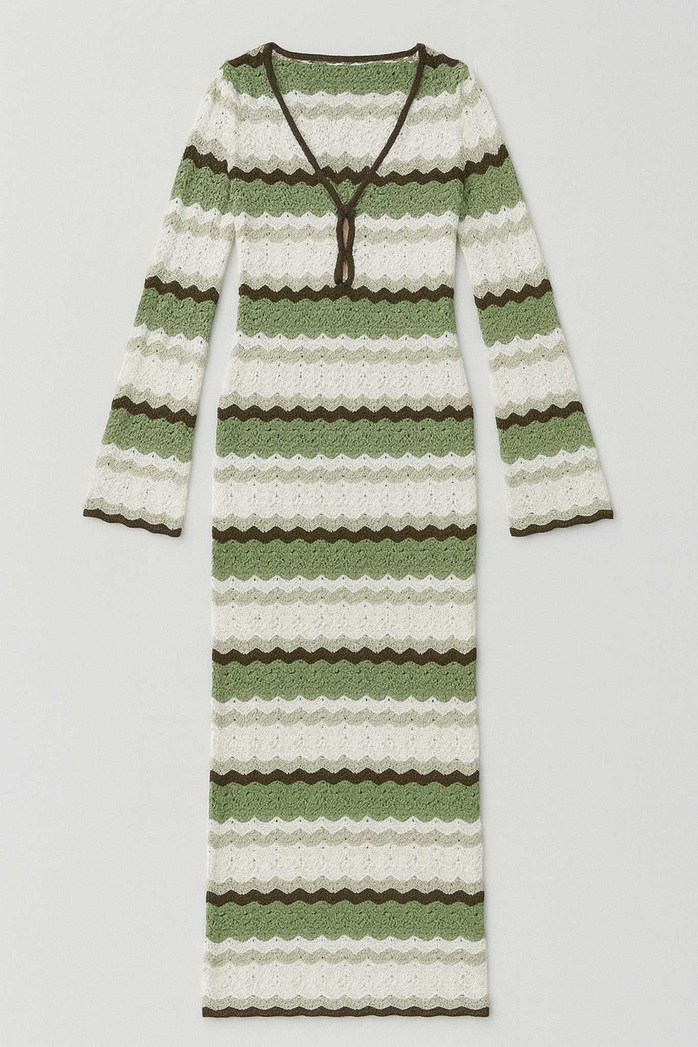 Primer plano de la textura aérea del vestido largo de crochet en verde salvia y marfil, destacando sus elegantes rayas...