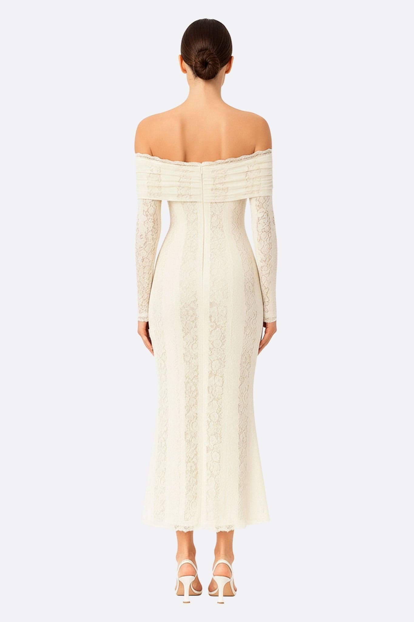 Abito in pizzo bianco con spalle scoperte, che cattura un'aura ariosa e romantica, ideale per occasioni speciali