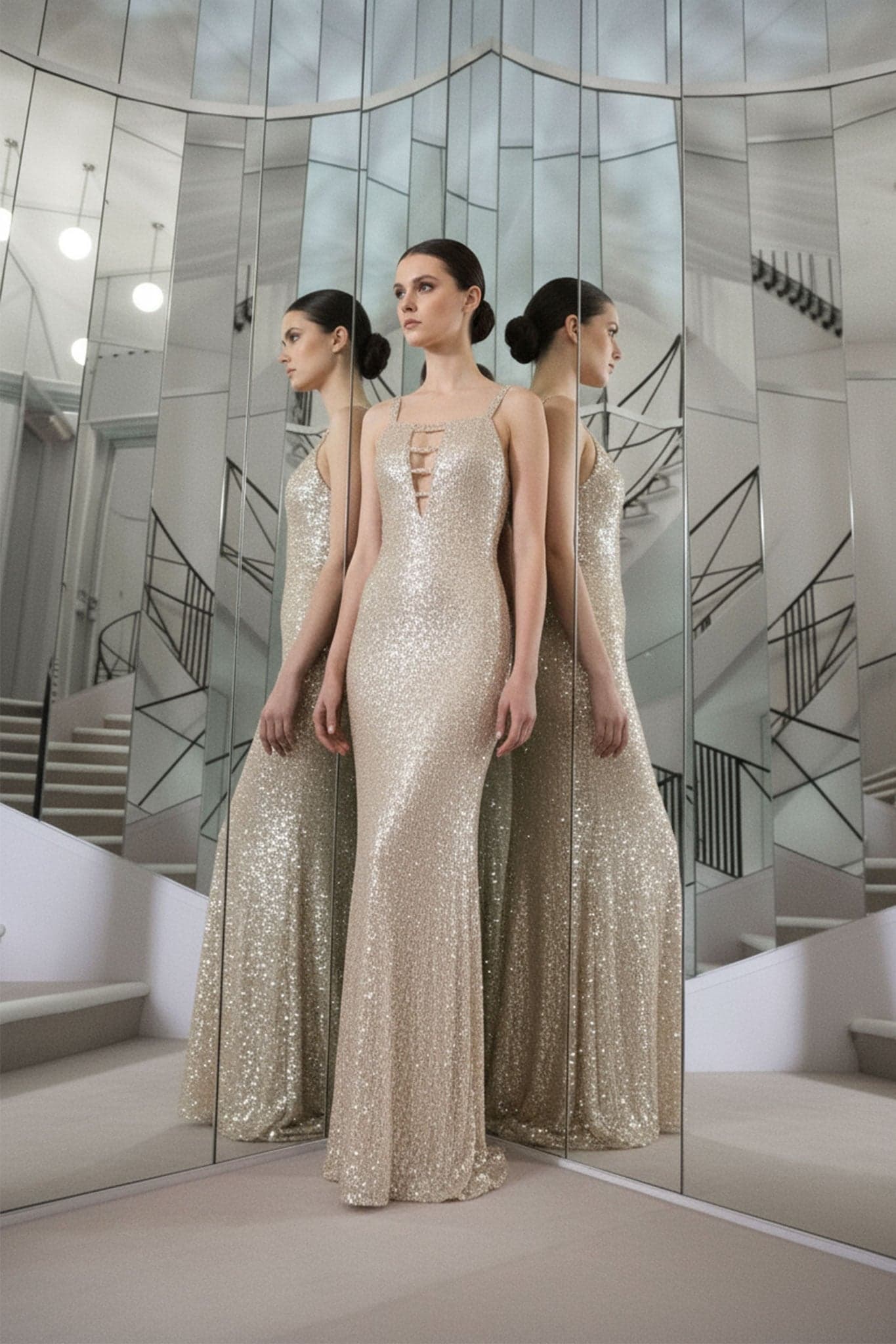 Vestido dorado champán con abertura y lentejuelas brillantes, vista alternativa que resalta su elegancia para ocasiones festivas.