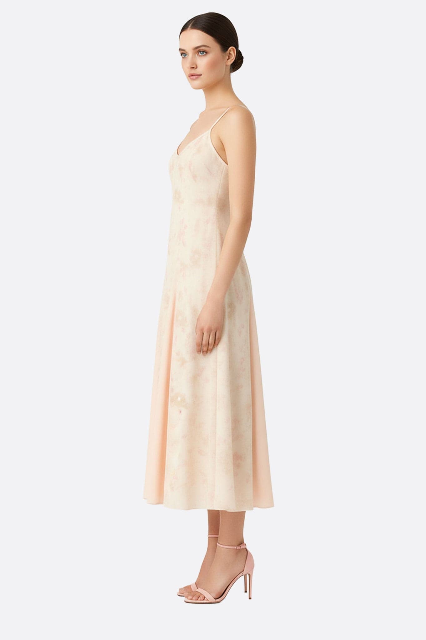 Zoom sur les délicates bretelles fines et l'imprimé floral pastel de cette robe longue en mousseline, idéale pour les...