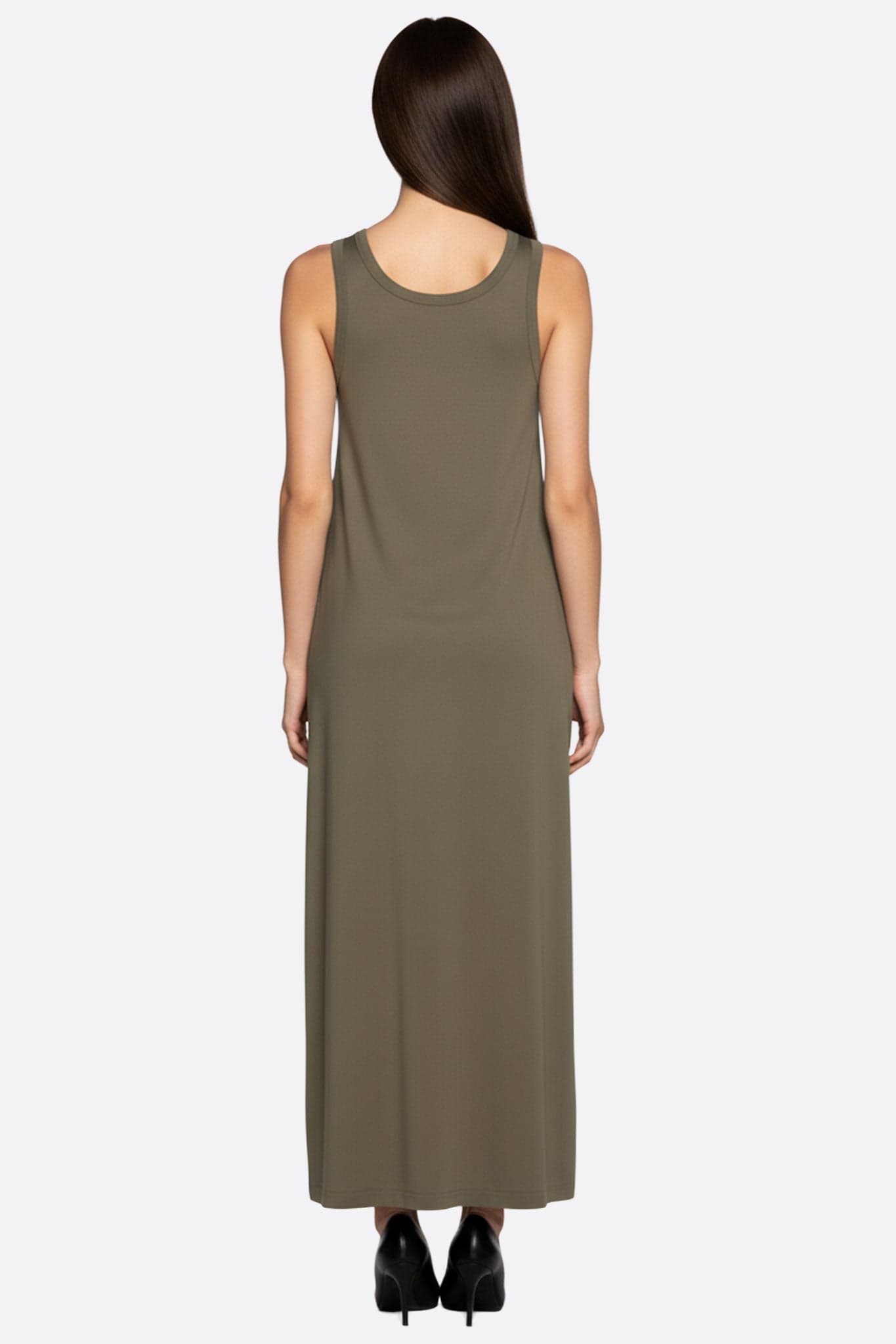 Vue 3/4 de la robe longue fluide kaki, accentuant son encolure douce et sa silhouette élégante, idéale pour un événement...