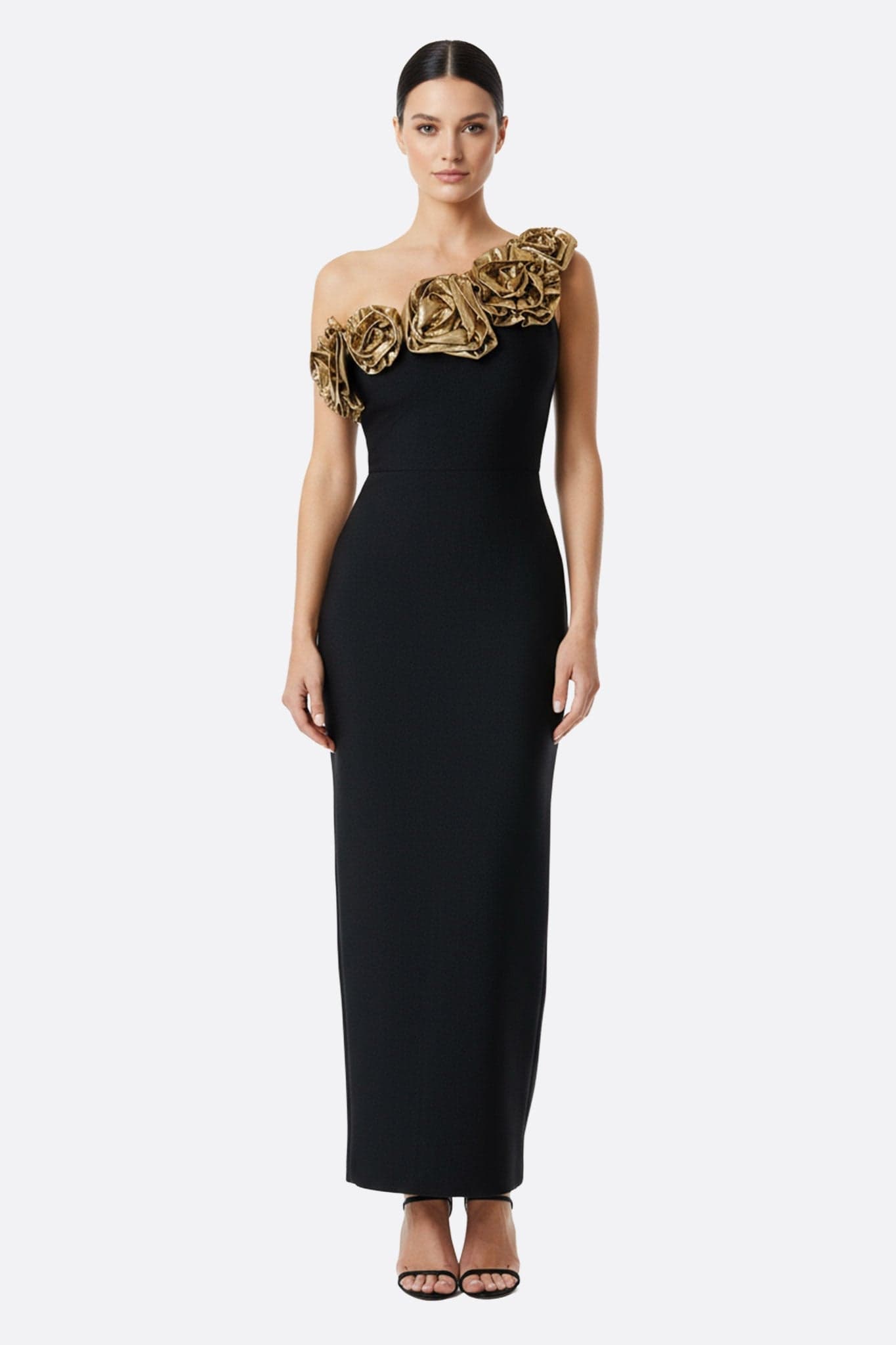 Elegante lange schwarze Robe mit asymmetrischem Ausschnitt und goldenen Blumenmotiven, perfekt für besondere Anlässe.