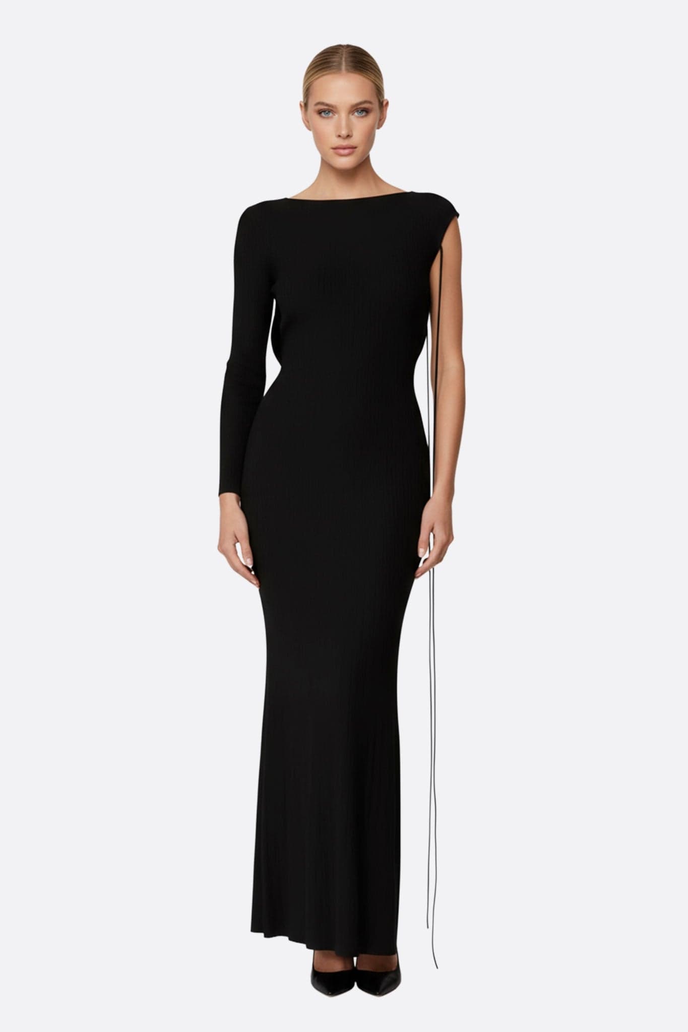 Détail des cordons raffinés de la robe sirène noire, col plongeant, idéale pour une allure sophistiquée en soirée.