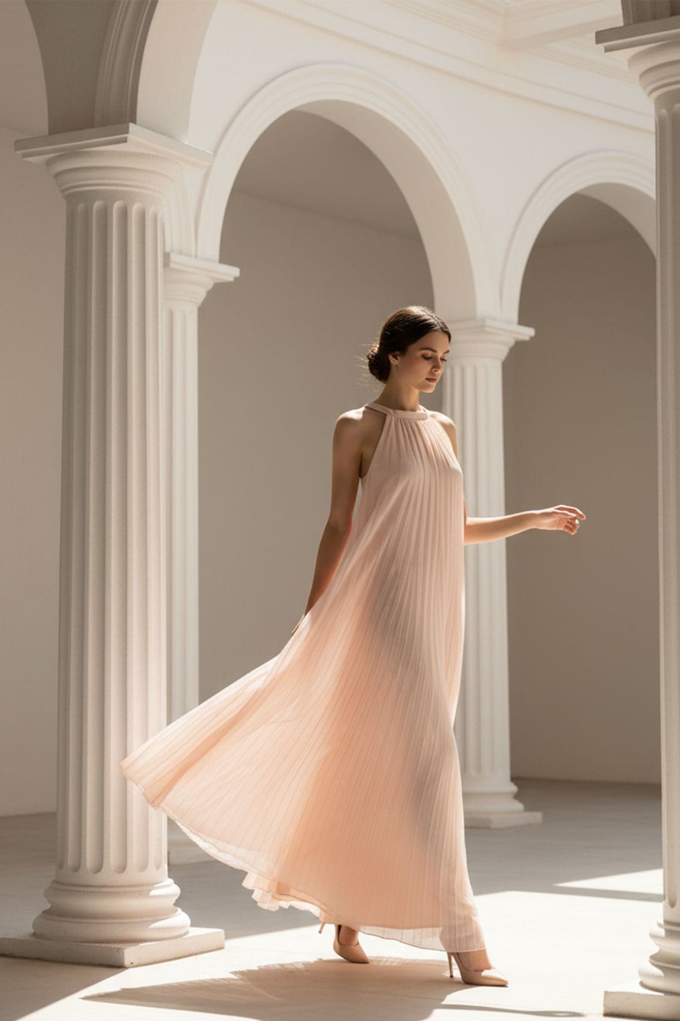 Detail der eleganten Falten des langen Kleides aus roséfarbenem Chiffon, ideal für einen romantischen Abend oder eine schicke Veranstaltung.
