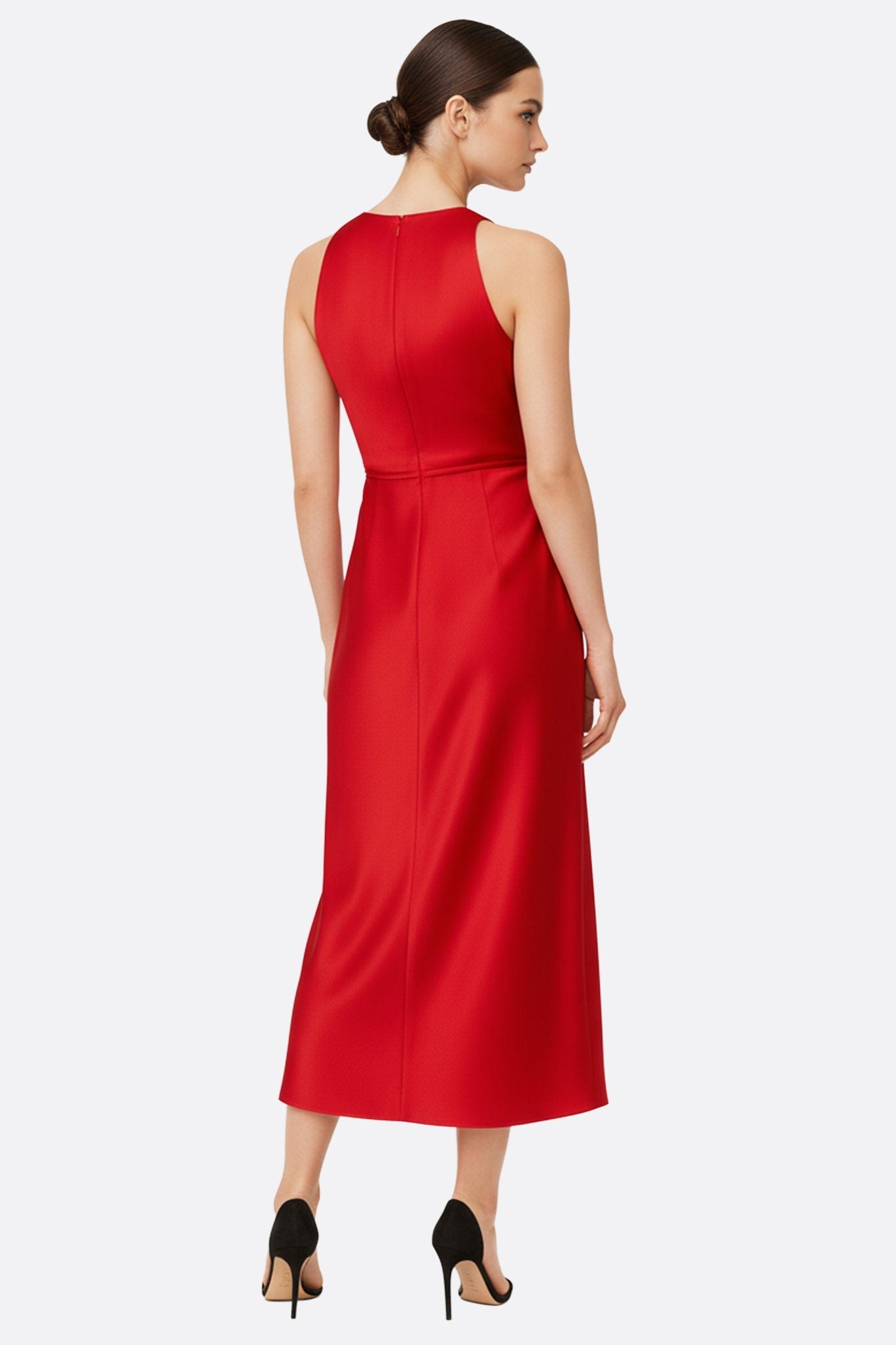 Perspective 3/4 d'une robe longue rouge en satin, soulignant l'encolure américaine et le drapé élégant pour un look raffiné.