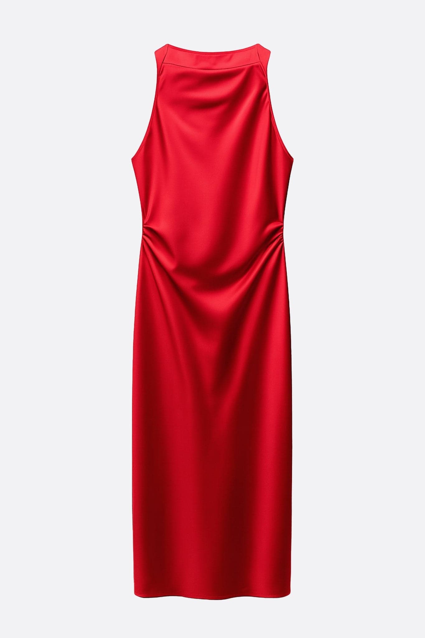 Vista cercana de la espalda del vestido largo de satén rojo, revelando su textura lujosa y la elegancia del escote barco