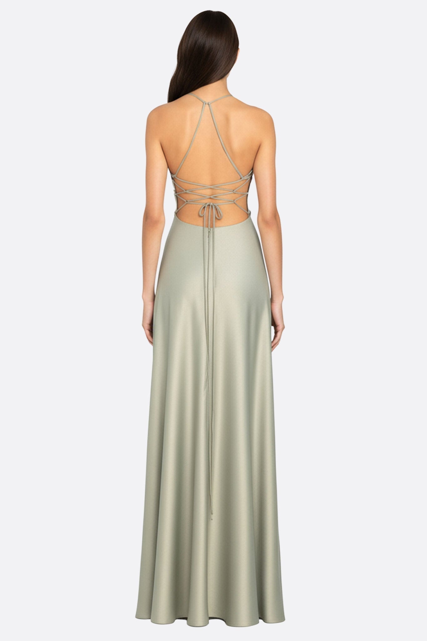 Vestido de satén verde salvia con espalda con cordones y abertura alta, ideal para realzar tus noches memorables.