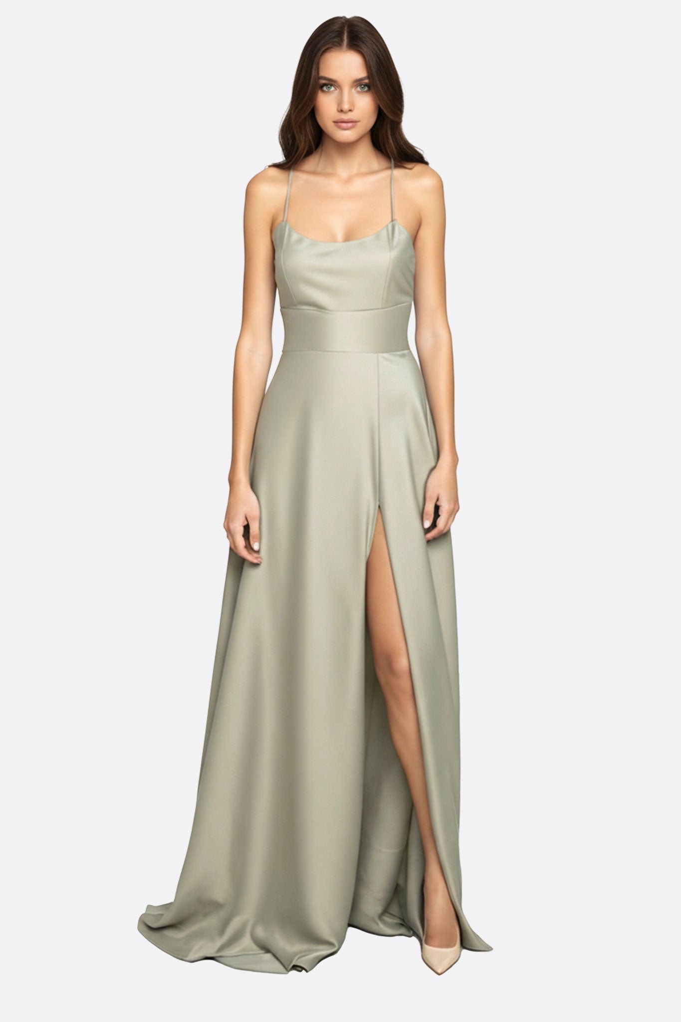 Vestido largo de satén verde salvia con cordones en la espalda y abertura alta, perfecto para una noche glamurosa o un evento refinado.