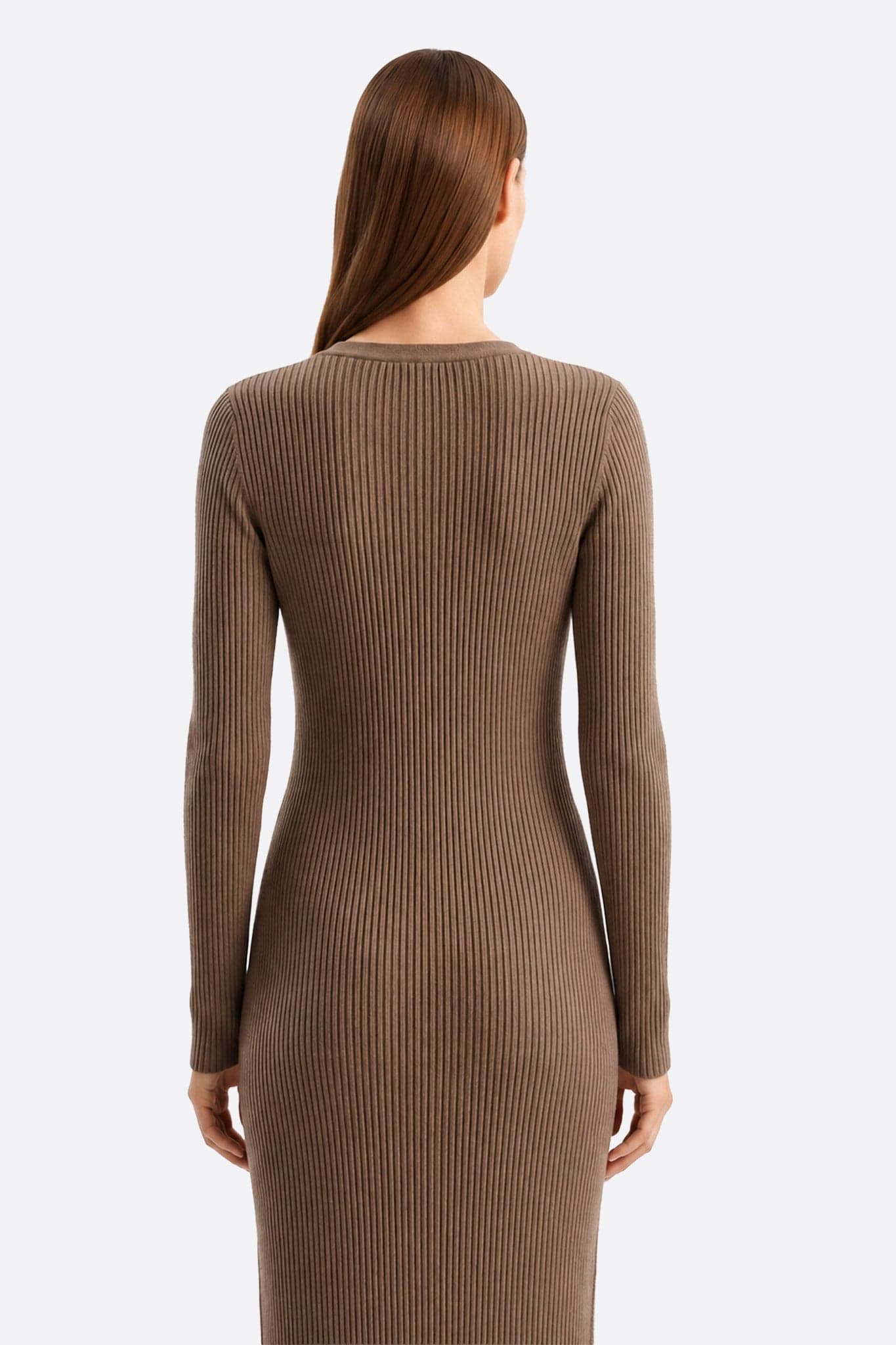 Abito lungo in maglia costolata marrone indossato da dietro, evidenziando la texture della maglia