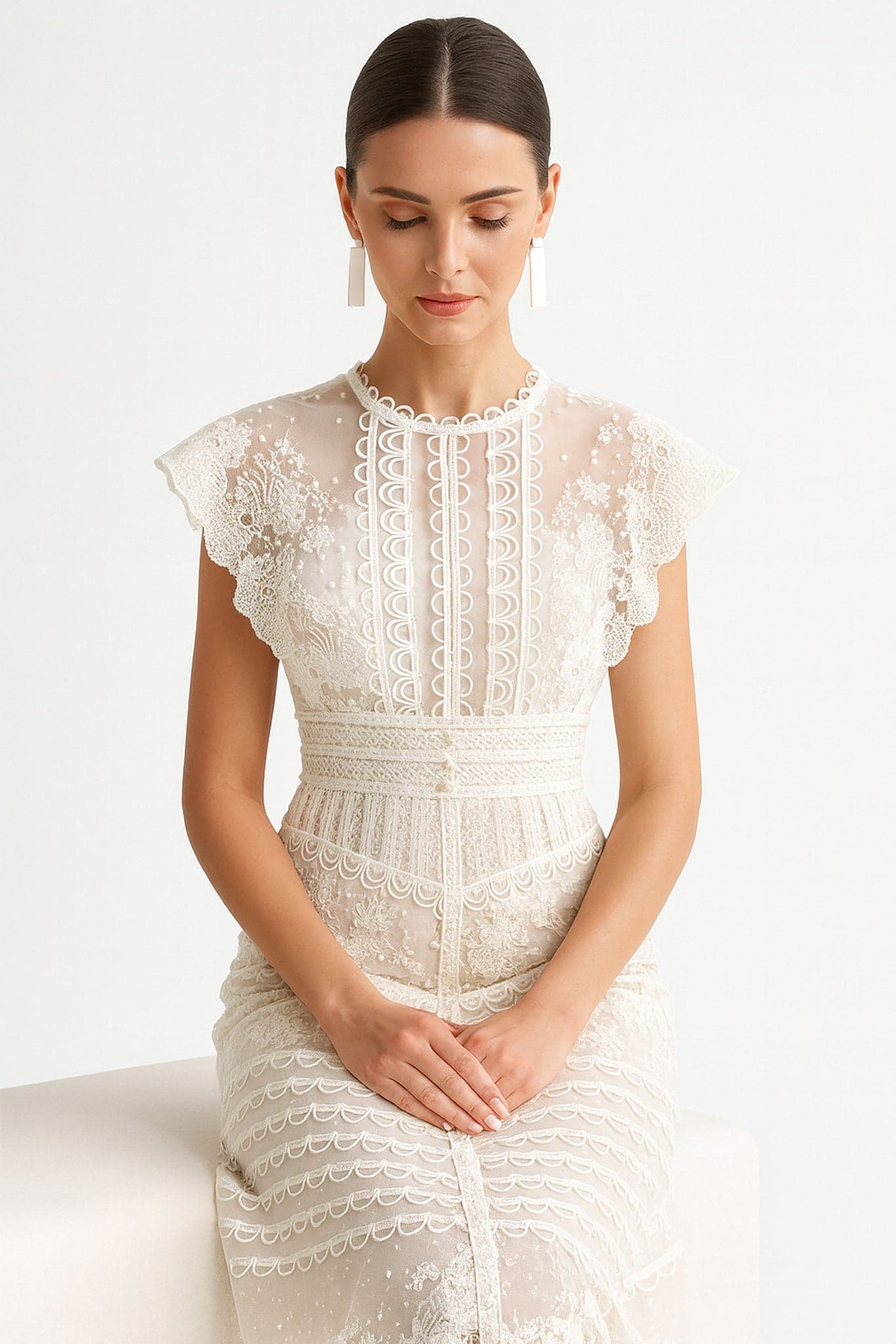 Einzigartiges Detail des Boho-Midi-Kleides in weißer Spitze, das seinen leichten Stil und eleganten Schnitt für... offenbart