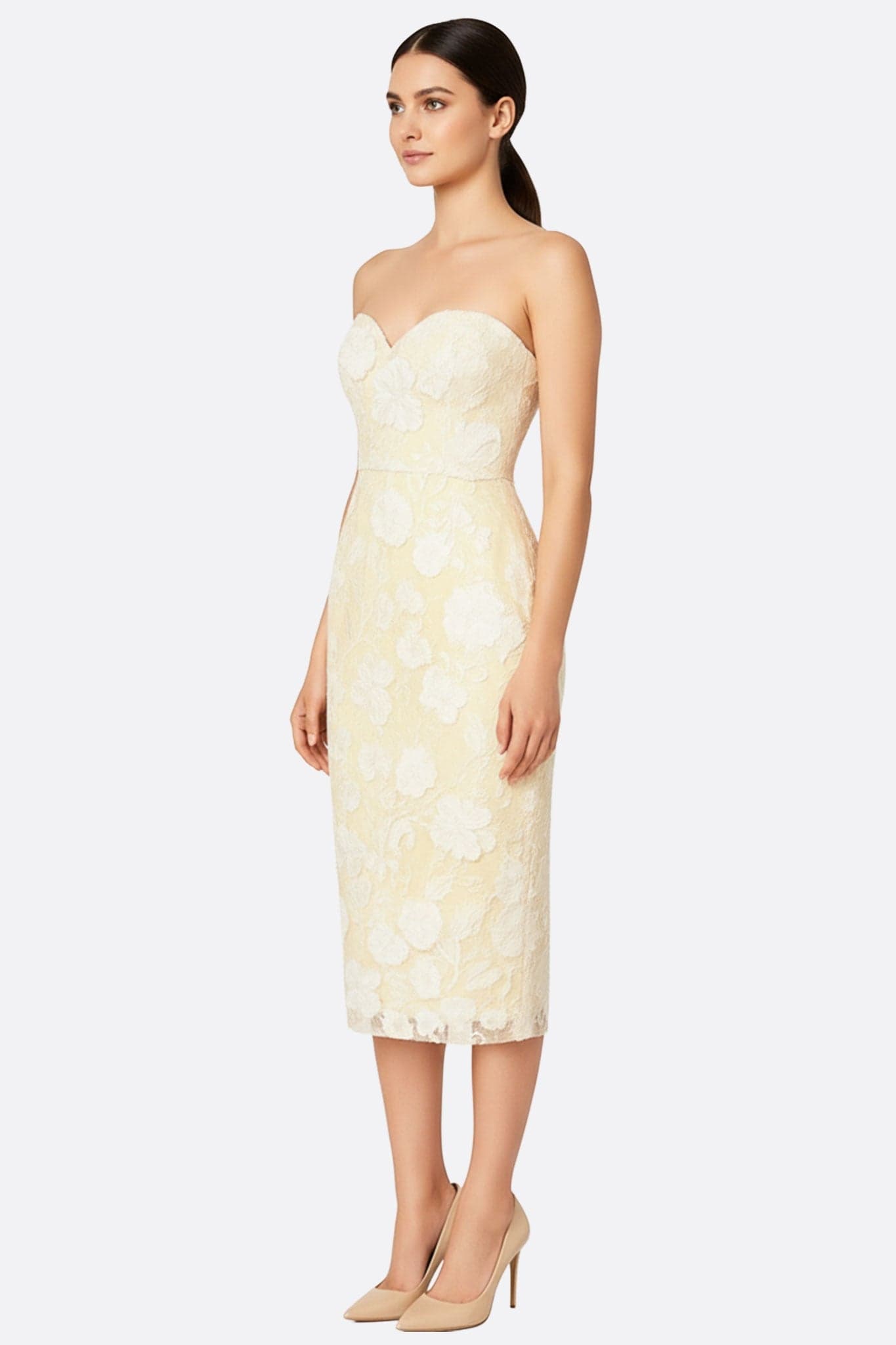Dettaglio ravvicinato del pizzo floreale dell'abito midi bustier in tulle, un gioiello di couture per serate eleganti.