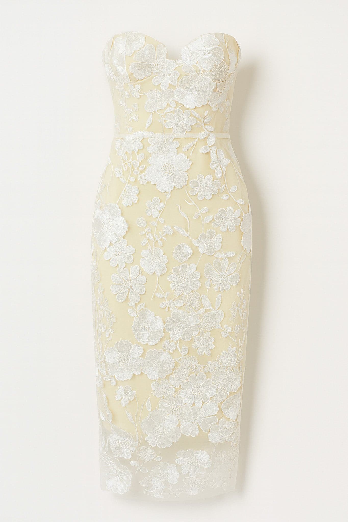 Vista laterale dell'abito midi bustier in tulle trasparente, che mette in risalto il pizzo floreale per un look elegante e...