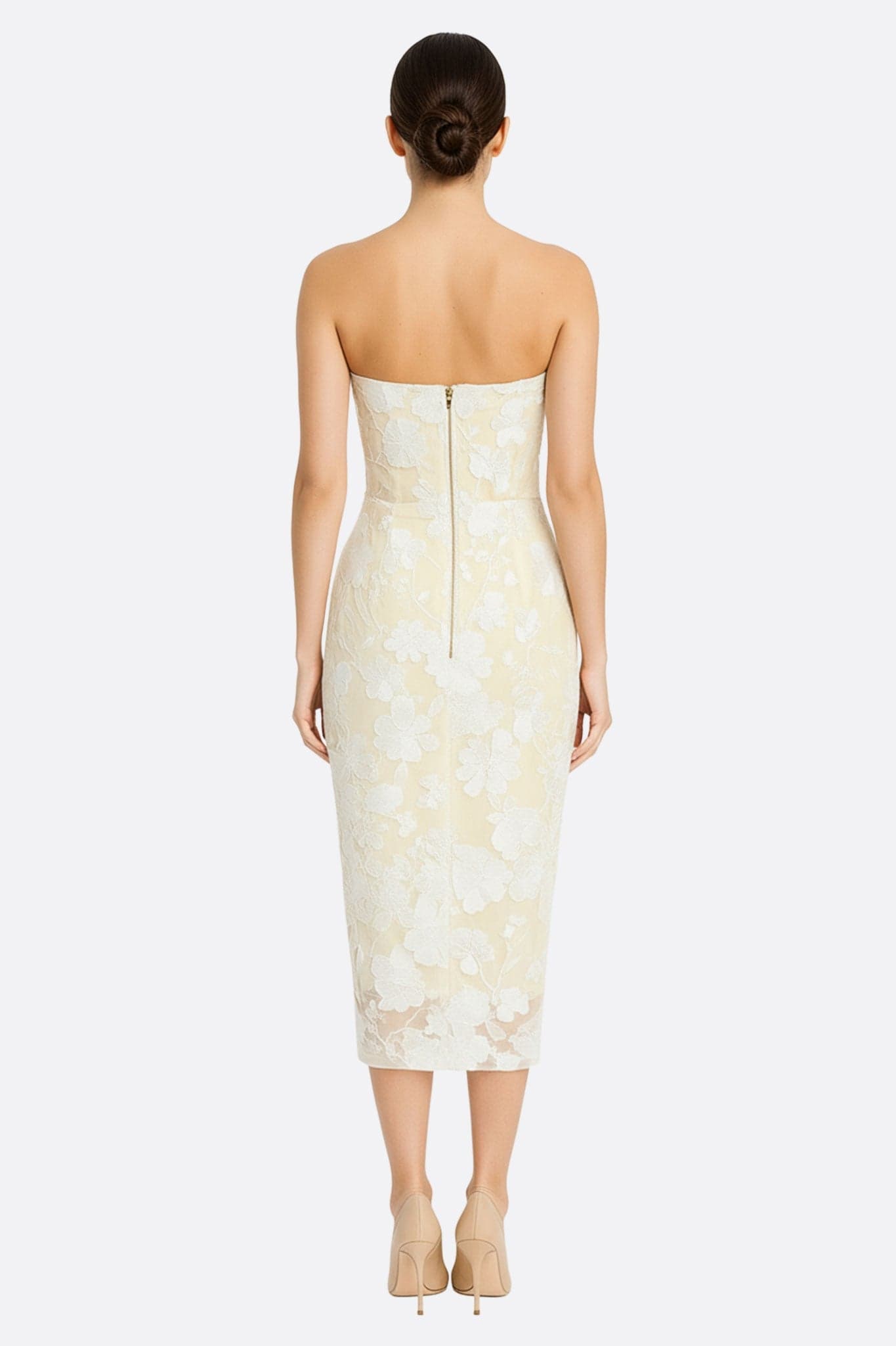 Prospettiva alternativa sull'abito midi bustier in tulle trasparente con pizzo floreale, chic e romantico per...
