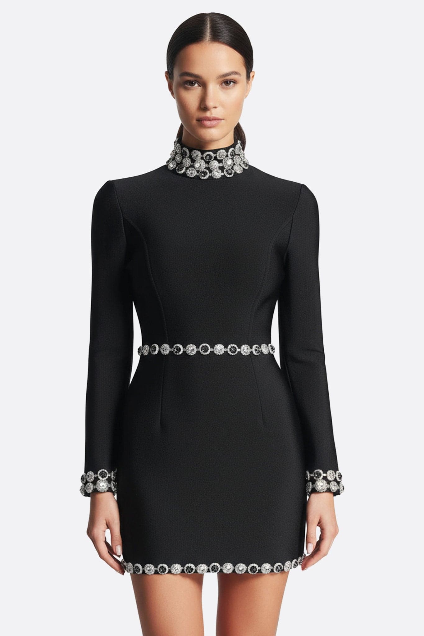 Kurzes schwarzes Kleid mit langen Ärmeln, verziert mit einem funkelnden Kristallkragen, perfekt für festliche Anlässe.