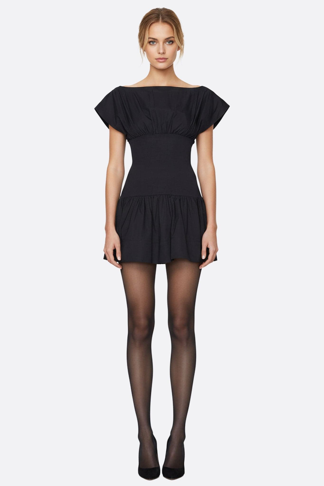 Robe noire courte aux manches papillon, parfaite pour une soirée chic avec sa coupe structurée et son allure élégante.
