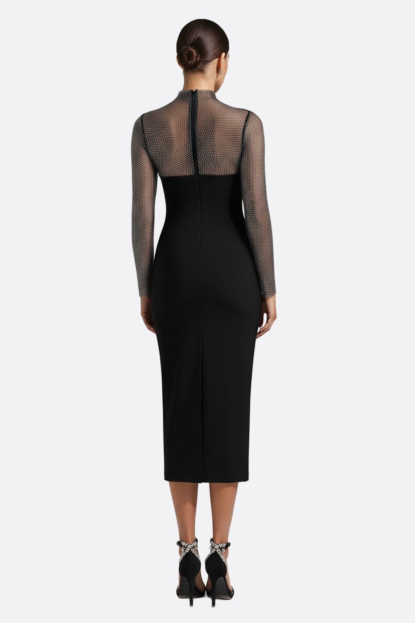 Elegante abito lungo nero, con top in rete per un look audace in una serata glamour.