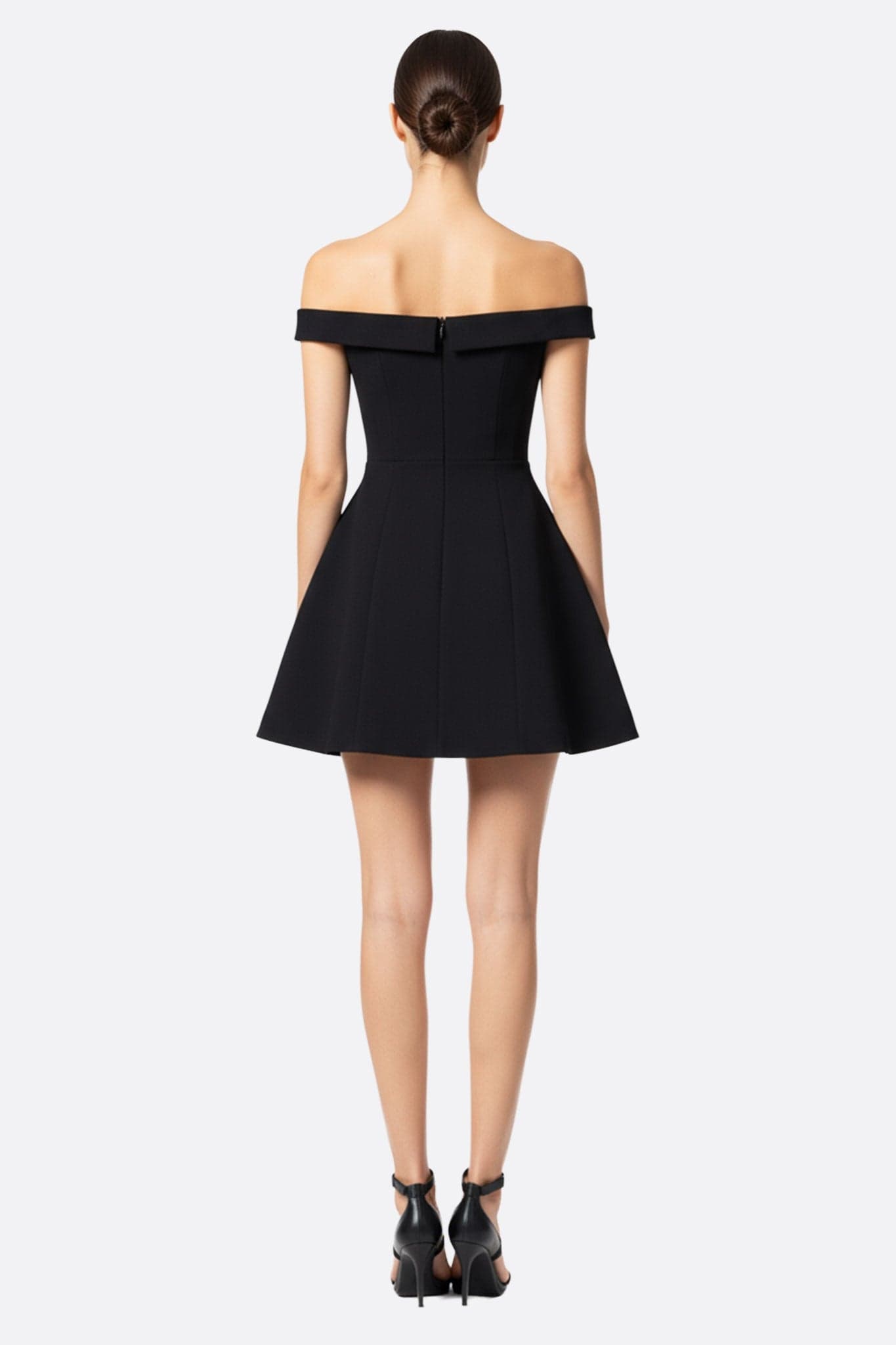 Abito nero con décolleté a cuore stiloso, che mette in mostra le spalle scoperte, ideale per un'occasione chic e raffinata.
