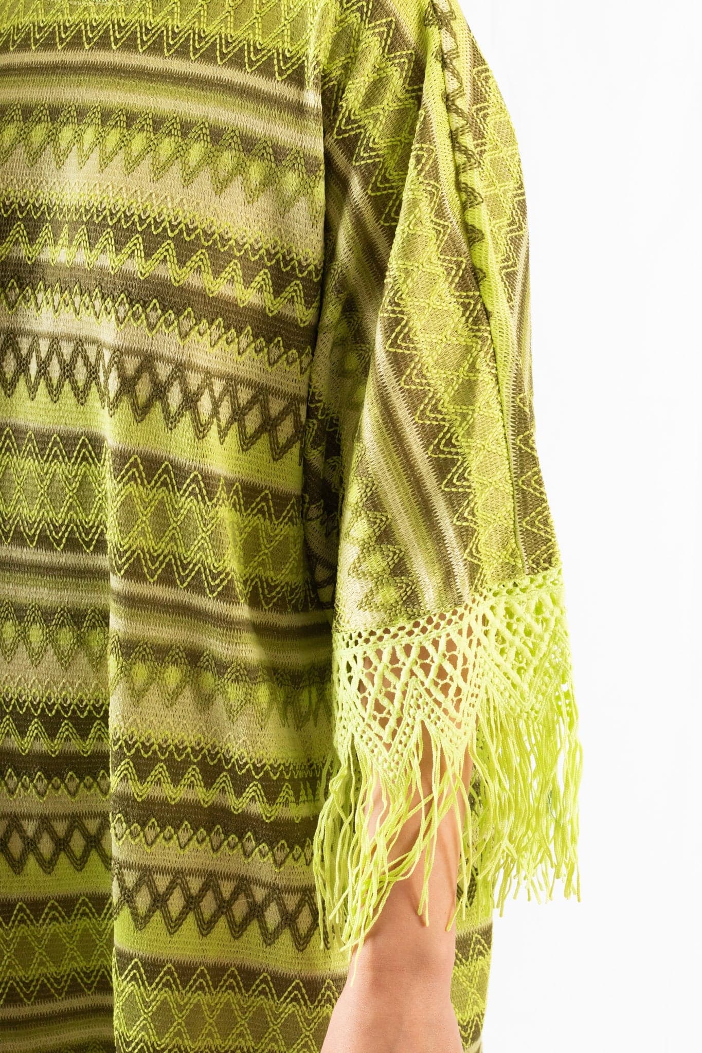 Robe tunique bohème verte aux motifs géométriques, offrant une allure raffinée pour un style décontracté et élégant.