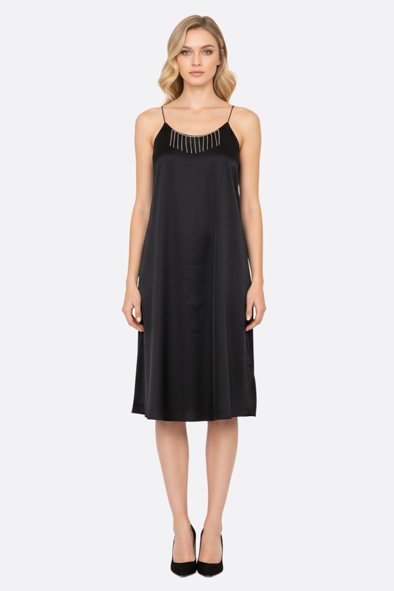 Schwarzes Satin-Kleid mit silbernen Strass-Ketten, perfekt für elegante Abende und glamouröse Veranstaltungen.