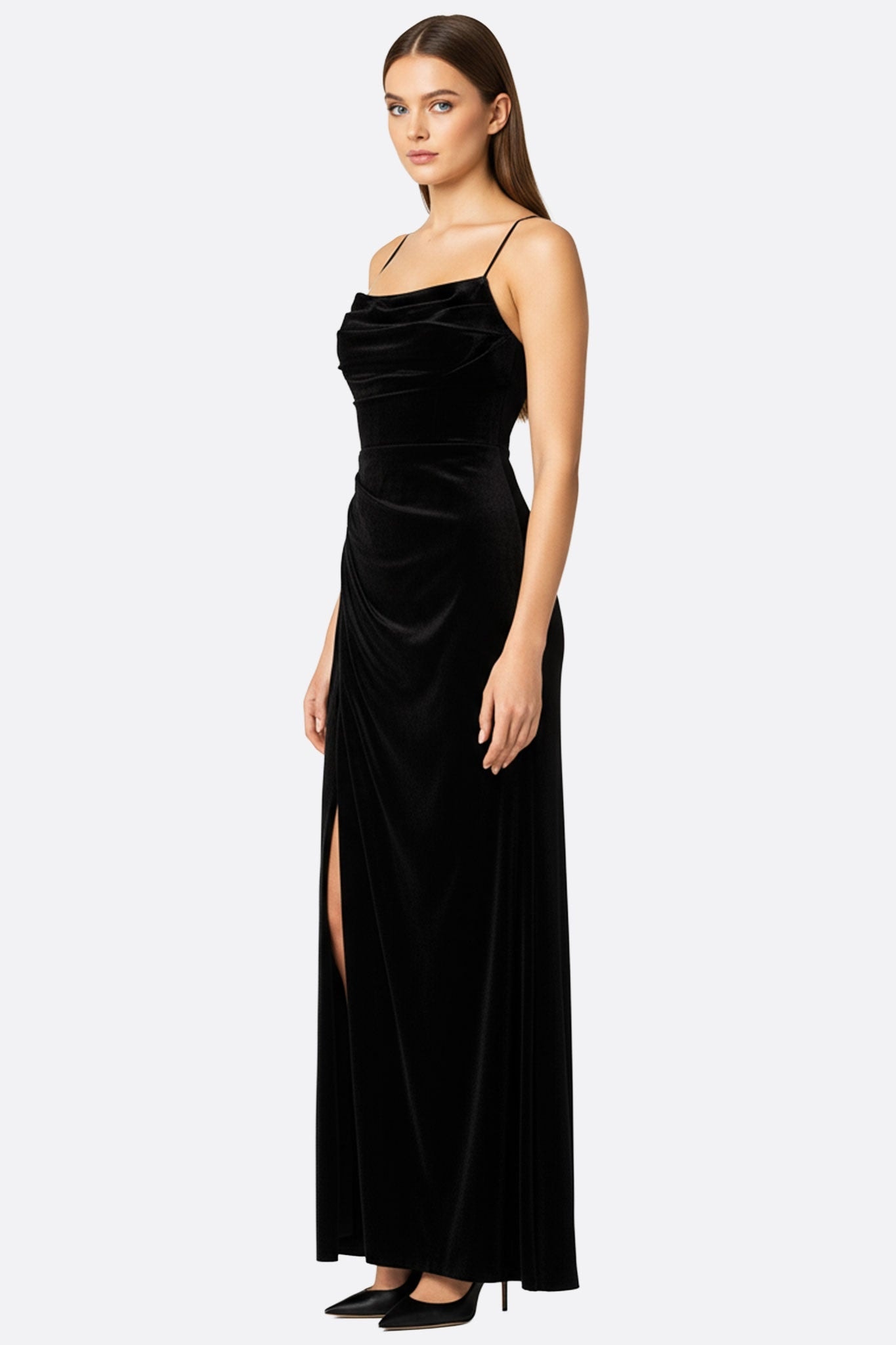Détail de la robe en satin noir, mettant en valeur le dos nu et les élégants lacets, pour une allure raffinée.
