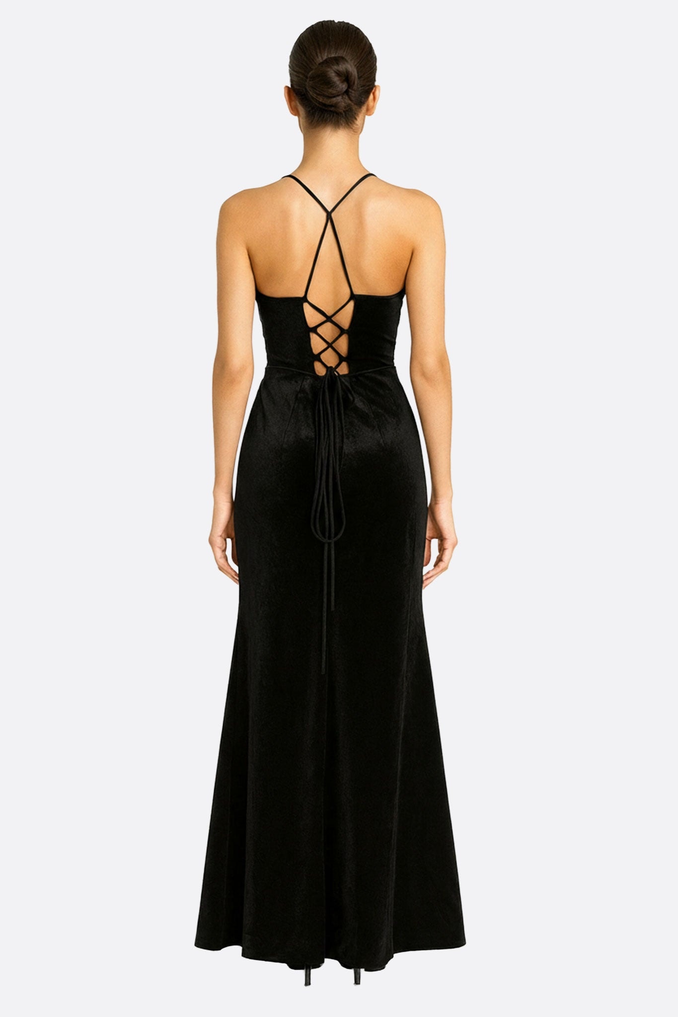 Détail 3/4 de la robe longue satinée noire, révélant le dos nu et les lacets, idéale pour des occasions sophistiquées.