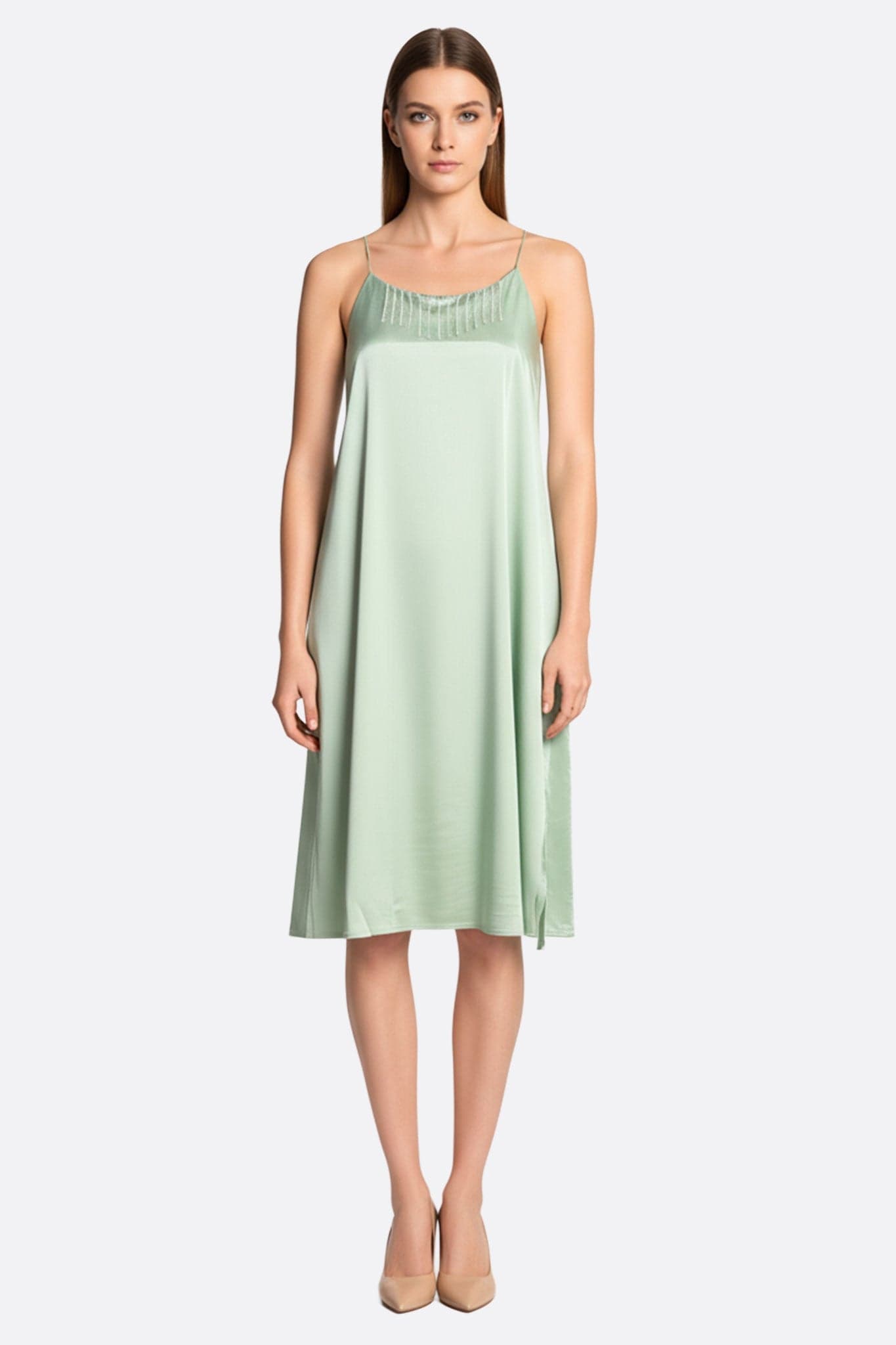 Robe fluide vert d'eau ornée de chaînettes de strass argentés, idéale pour une soirée élégante ou une occasion spéciale.